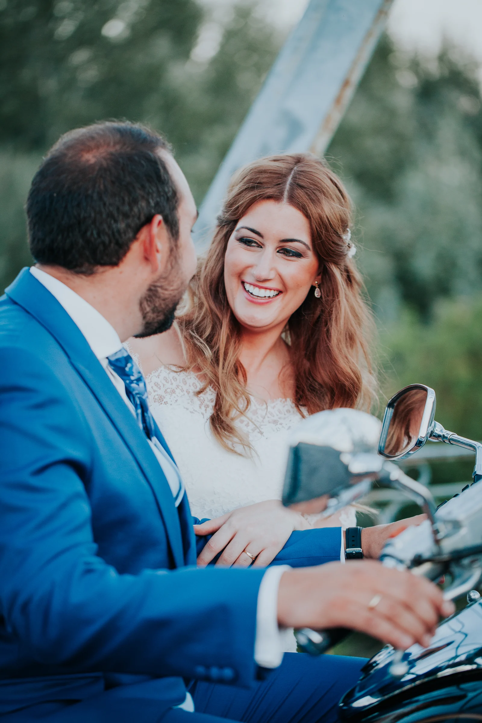 Retrato de los novios junto a la motocicleta en una boda en Complejo La Cigüeña