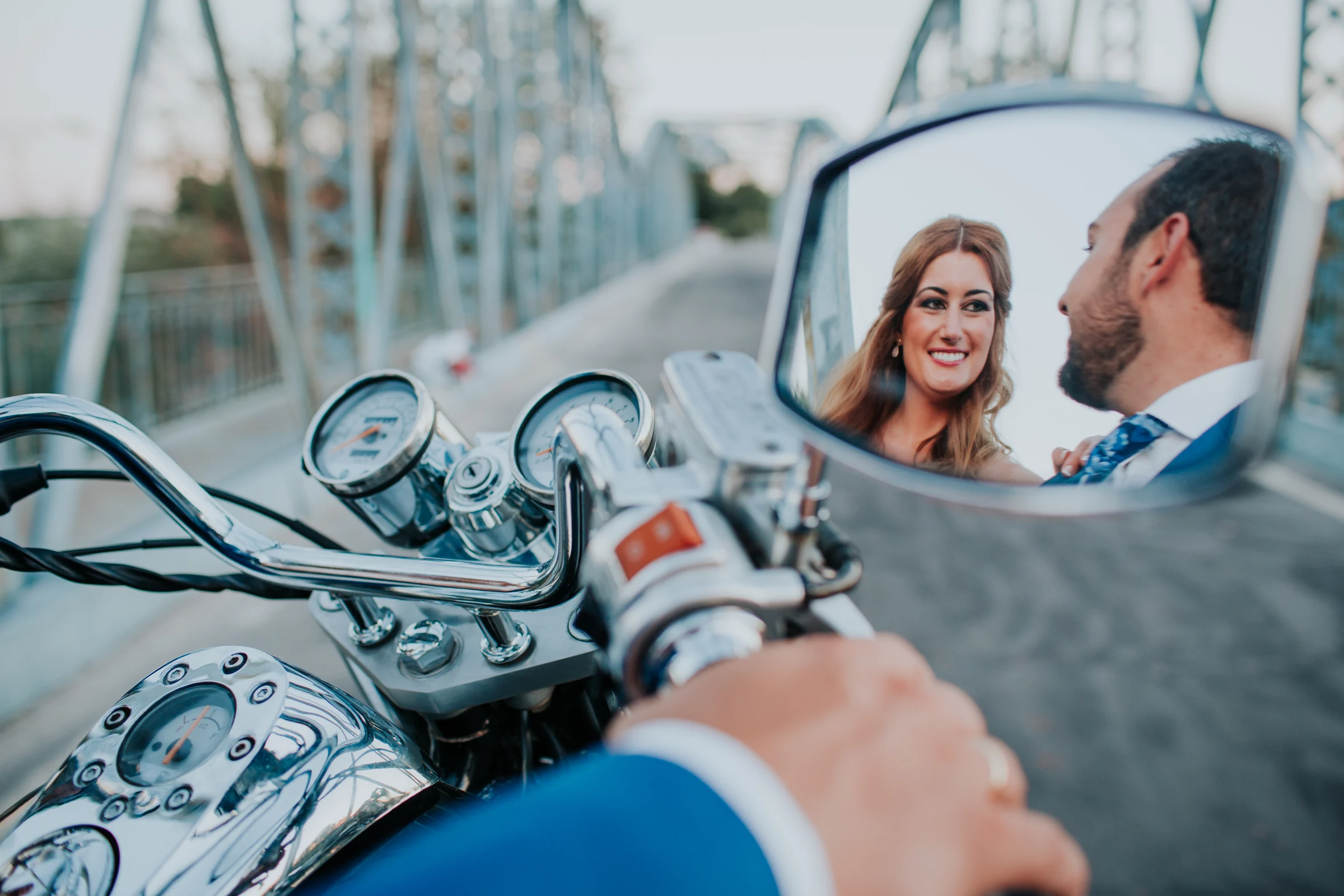 Novios sentados en motocicleta en una boda en Complejo La Cigüeña