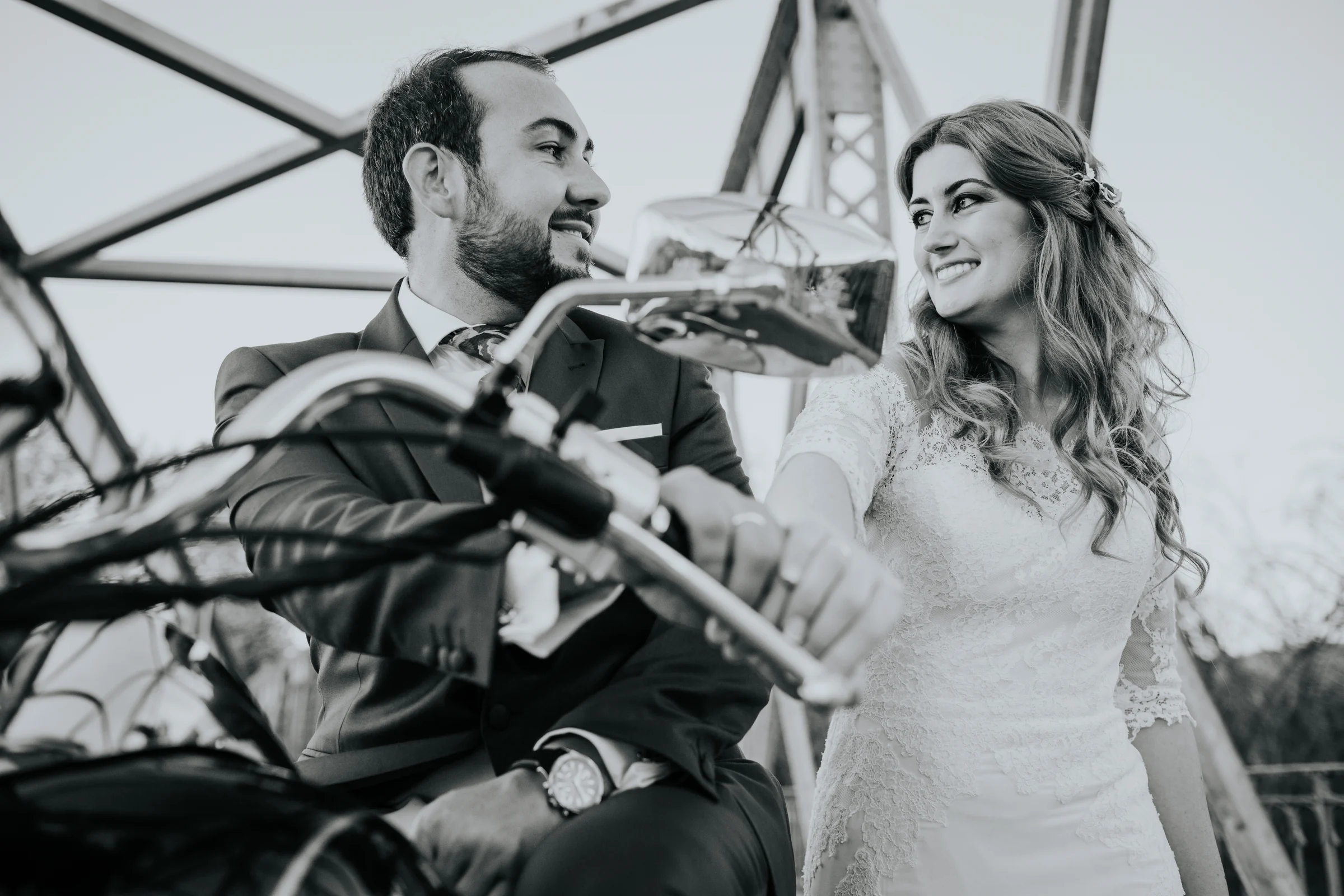 Novios junto a motocicleta en blanco y negro en una boda en Complejo La Cigüeña