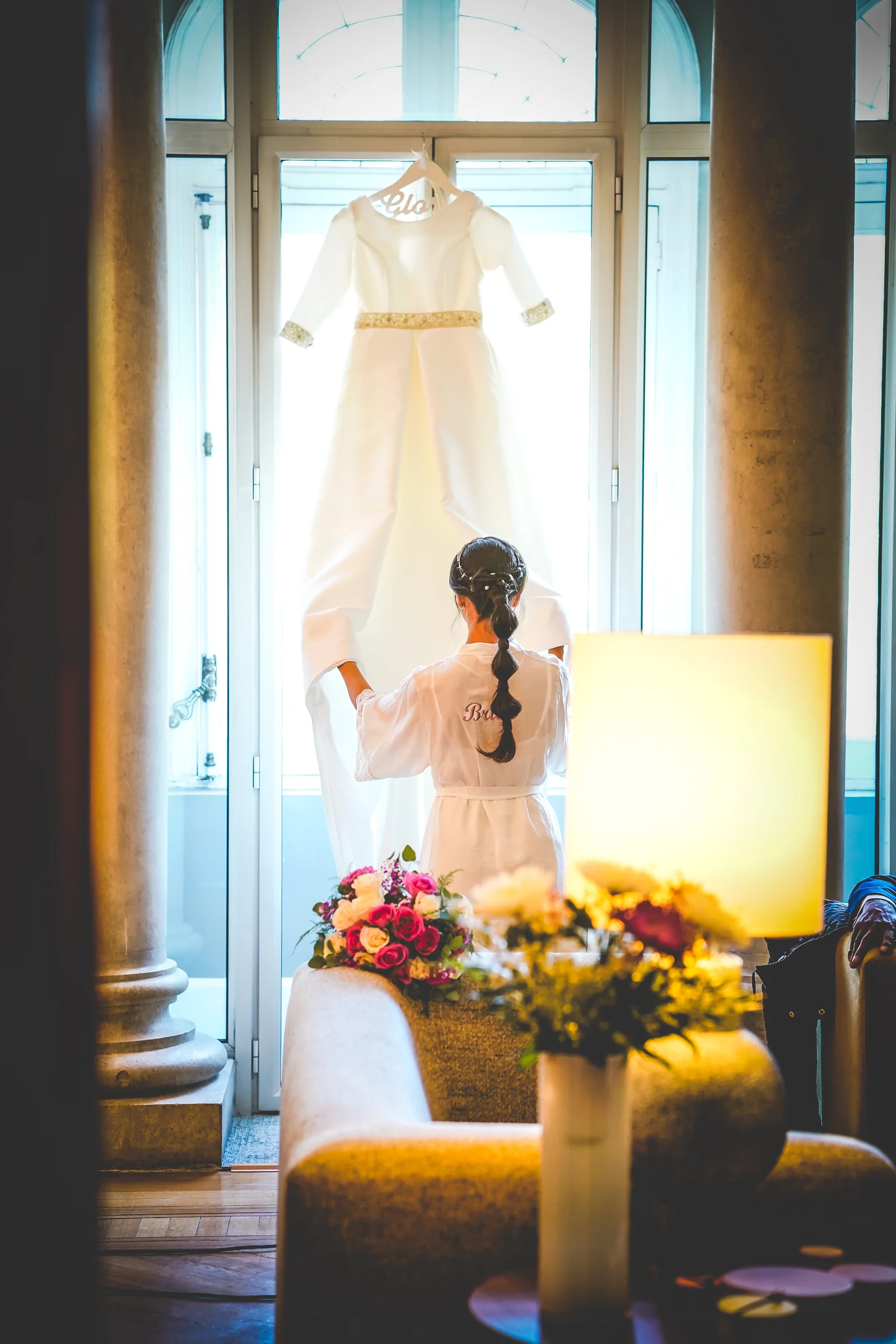 Novia contemplando el vestido durante una boda en Mirador de Cuatro Vientos.