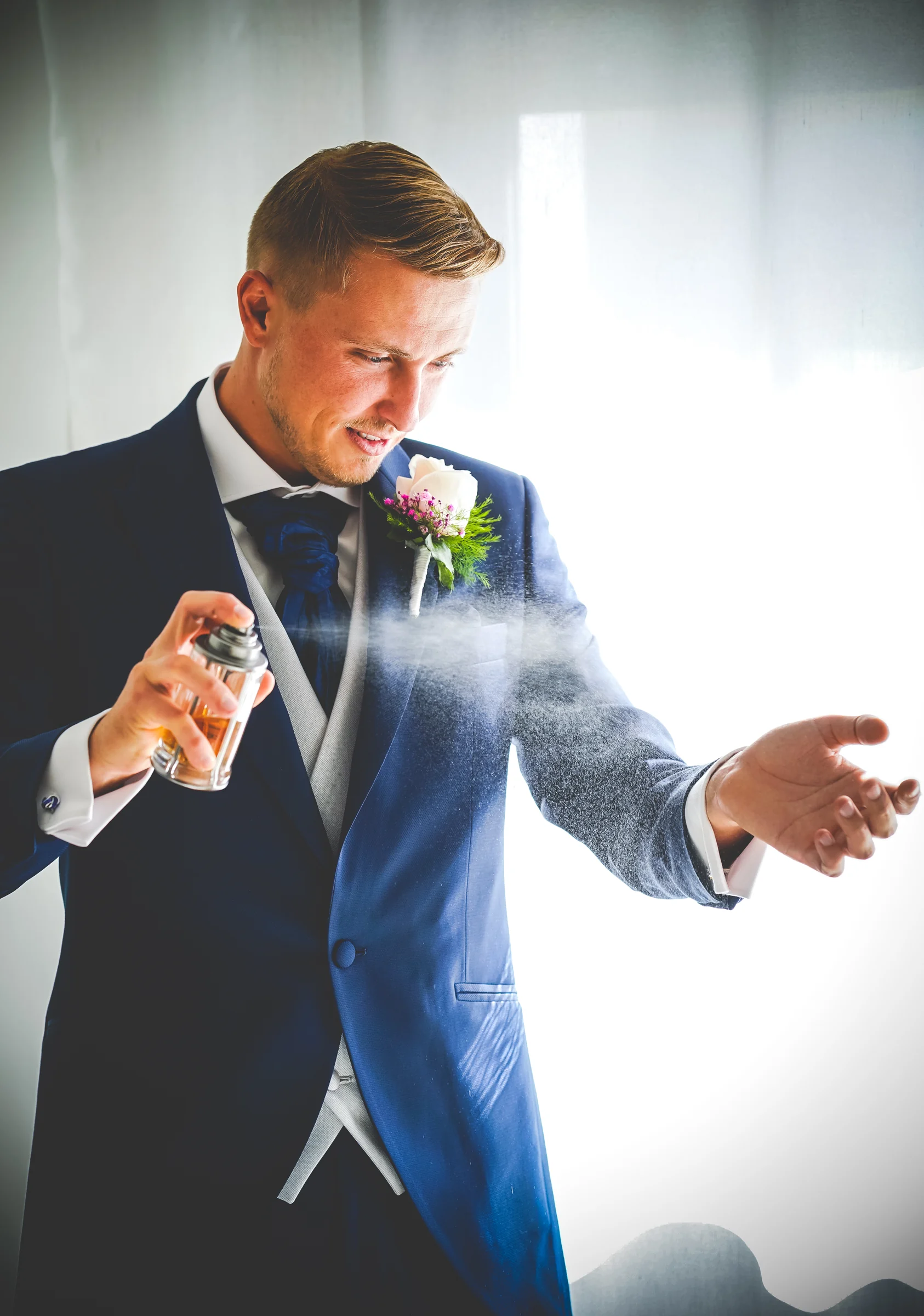 Novio aplicandose perfume durante una boda en Mirador de Cuatro Vientos.