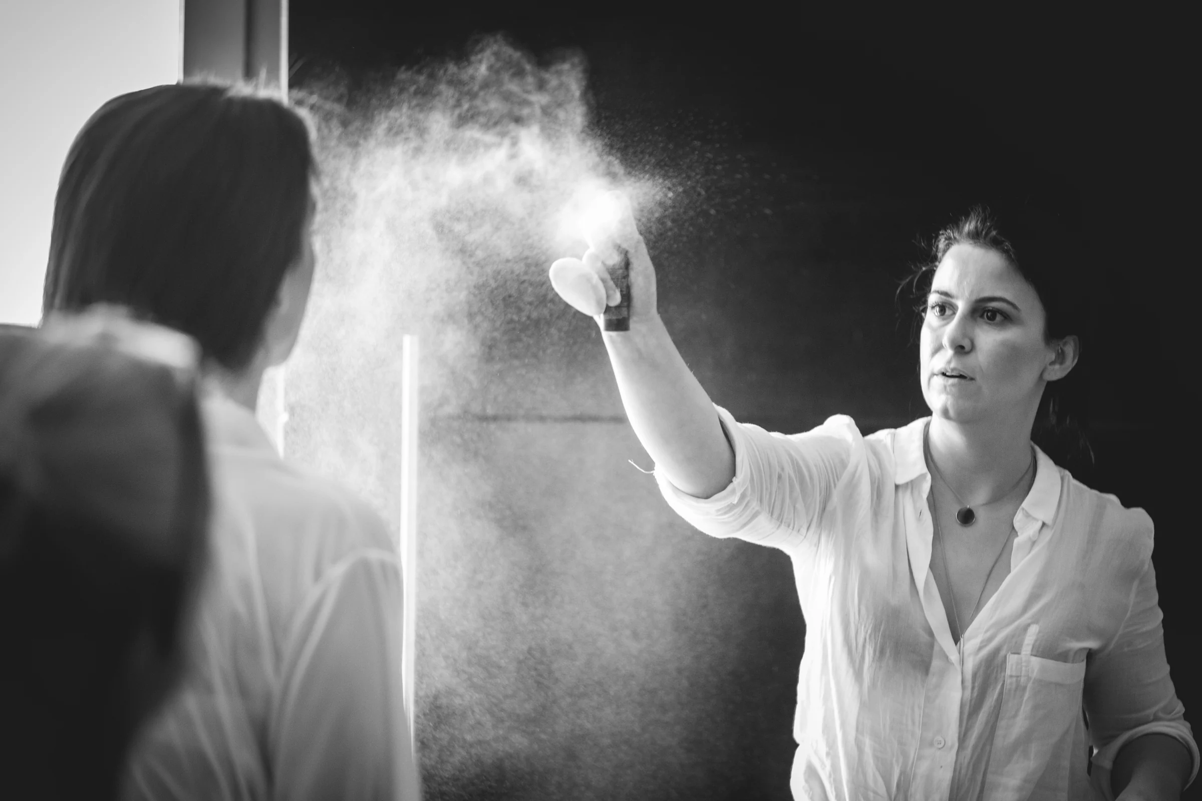Maquillaje de boda en blanco y negro durante una boda en Mirador de Cuatro Vientos.