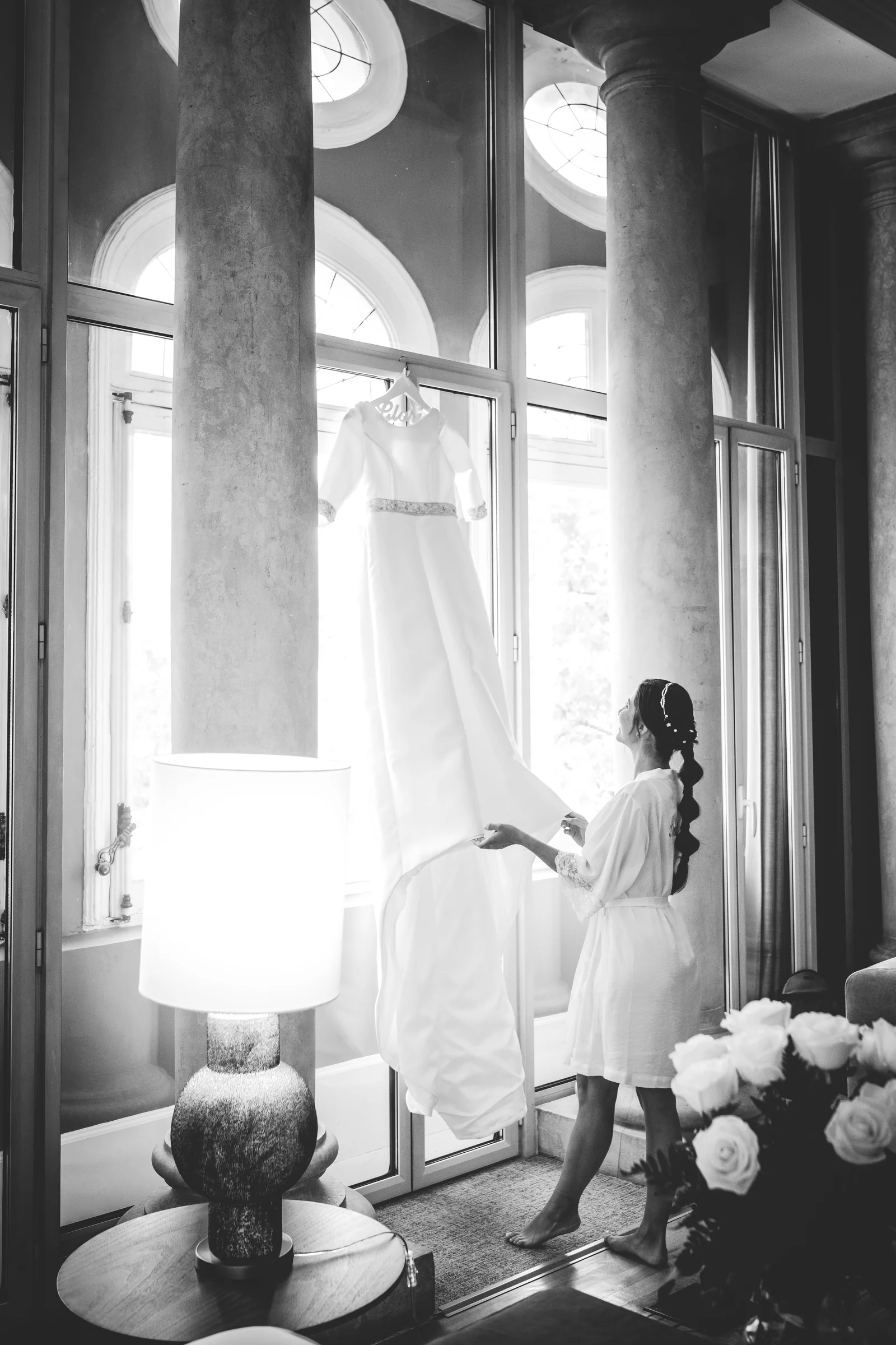 Novia junto al vestido en blanco y negro durante una boda en Mirador de Cuatro Vientos.
