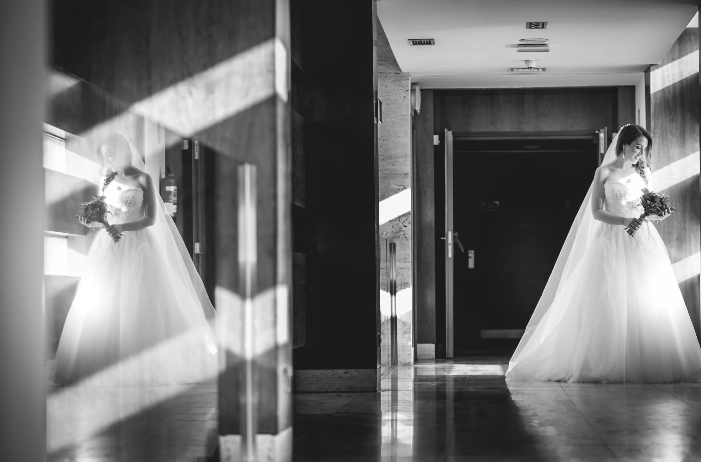 Novia en pasillo con reflejo en blanco y negro durante una boda en Mirador de Cuatro Vientos.