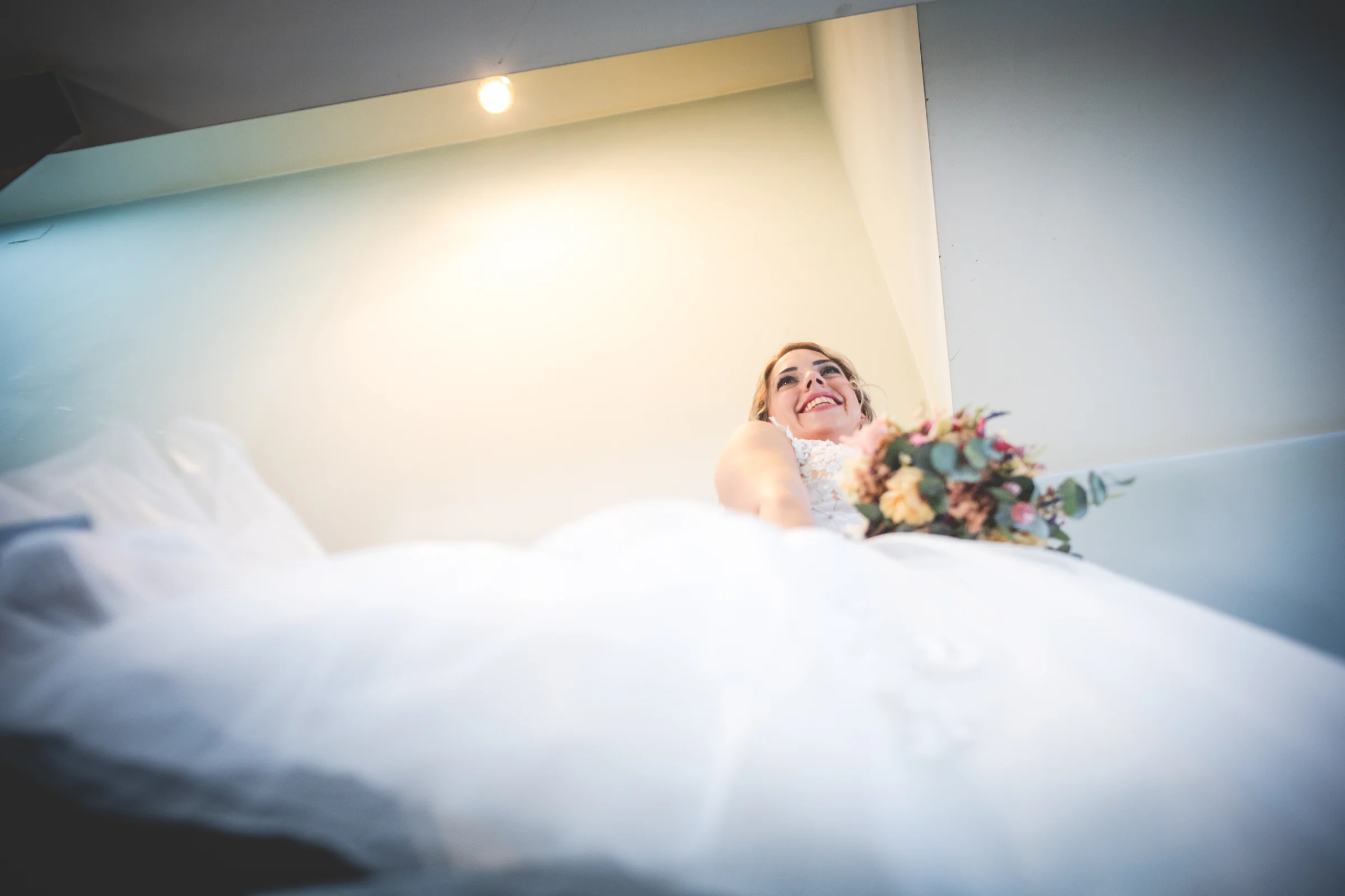 Retrato de novia desde angulo bajo durante una boda en Mirador de Cuatro Vientos.