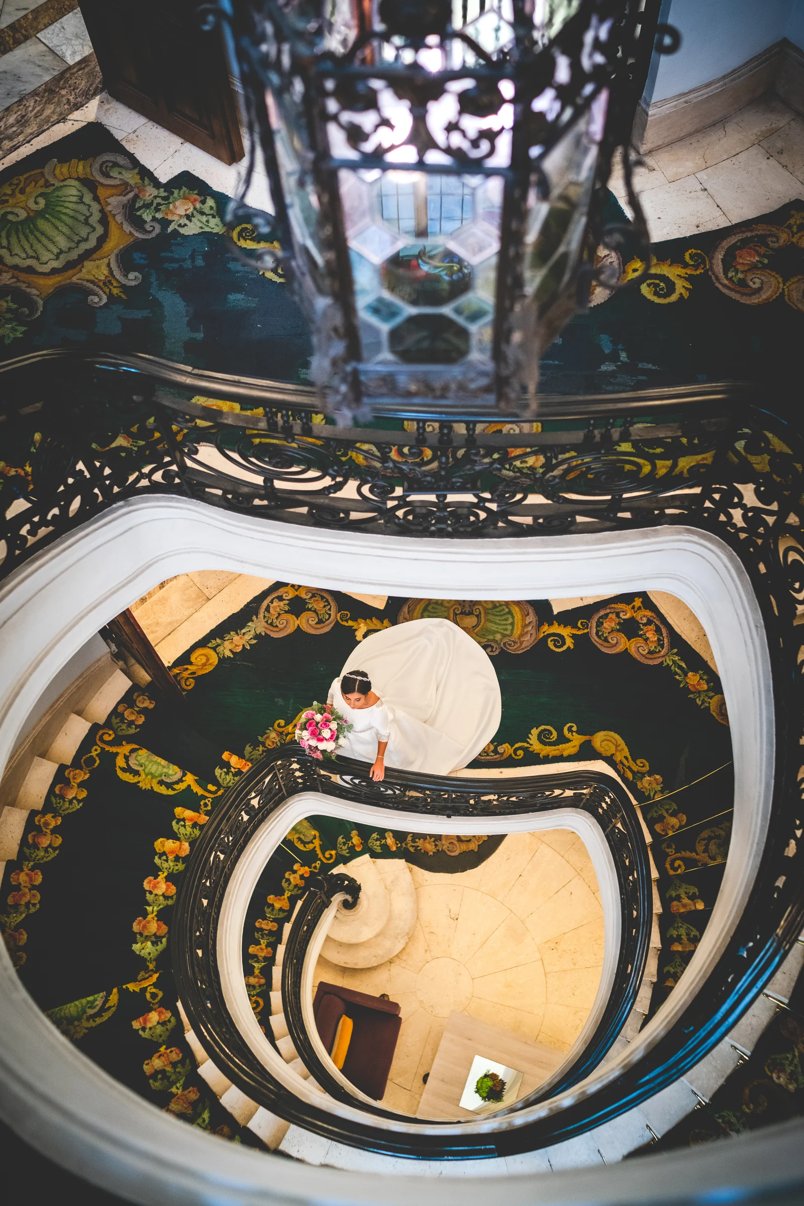 Novia en escalera vista desde arriba durante una boda en Mirador de Cuatro Vientos.