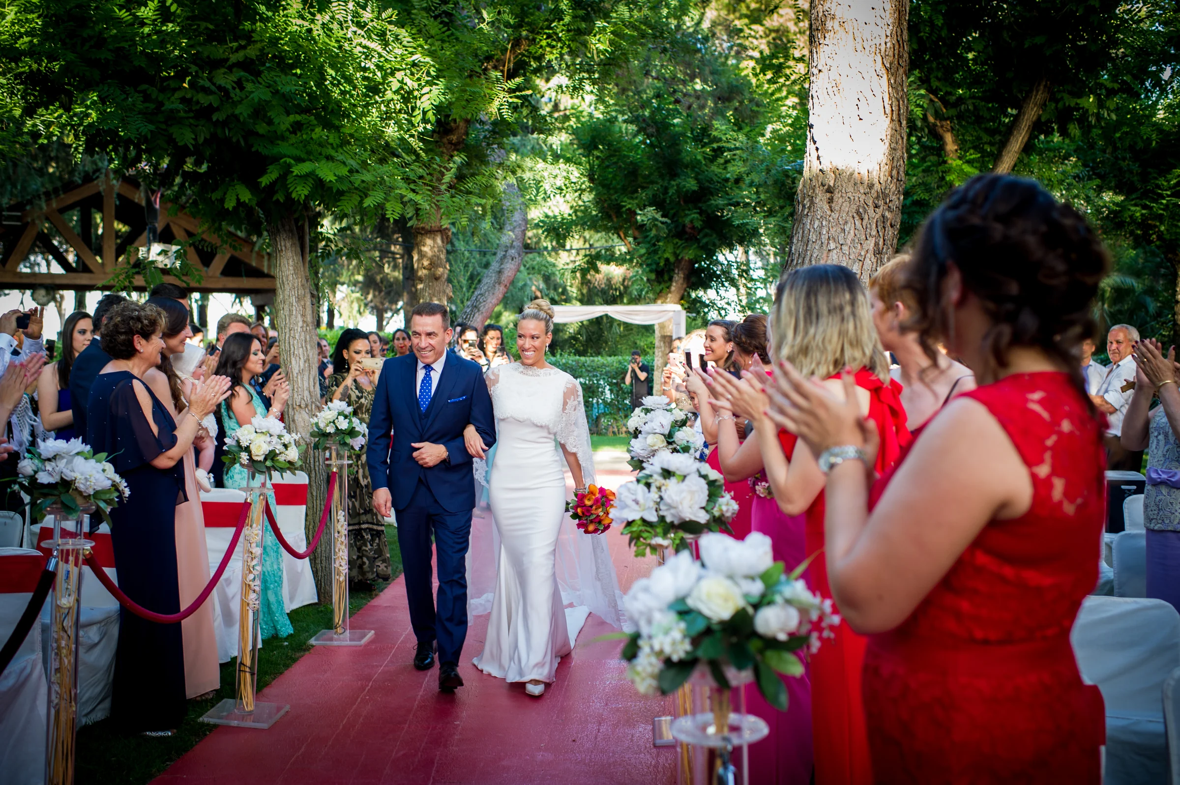 Entrada de la novia con acompanante durante una boda en Mirador de Cuatro Vientos.