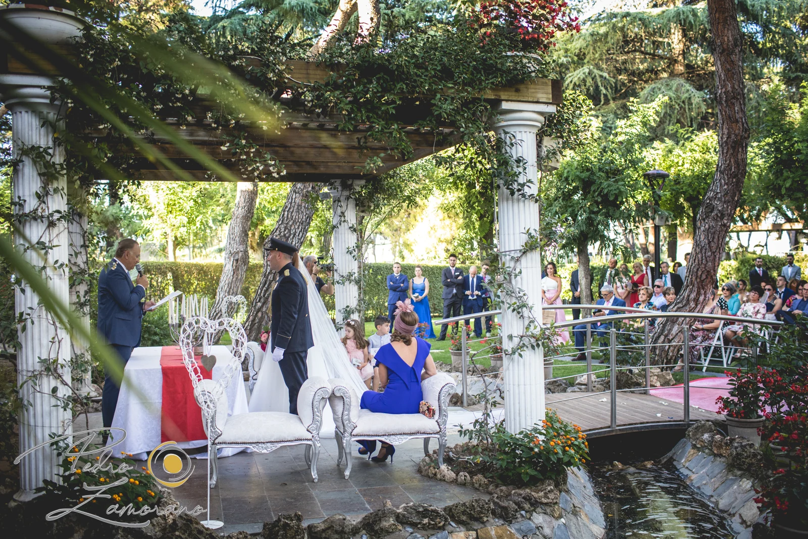 Novios en la zona de ceremonia durante una boda en Mirador de Cuatro Vientos.