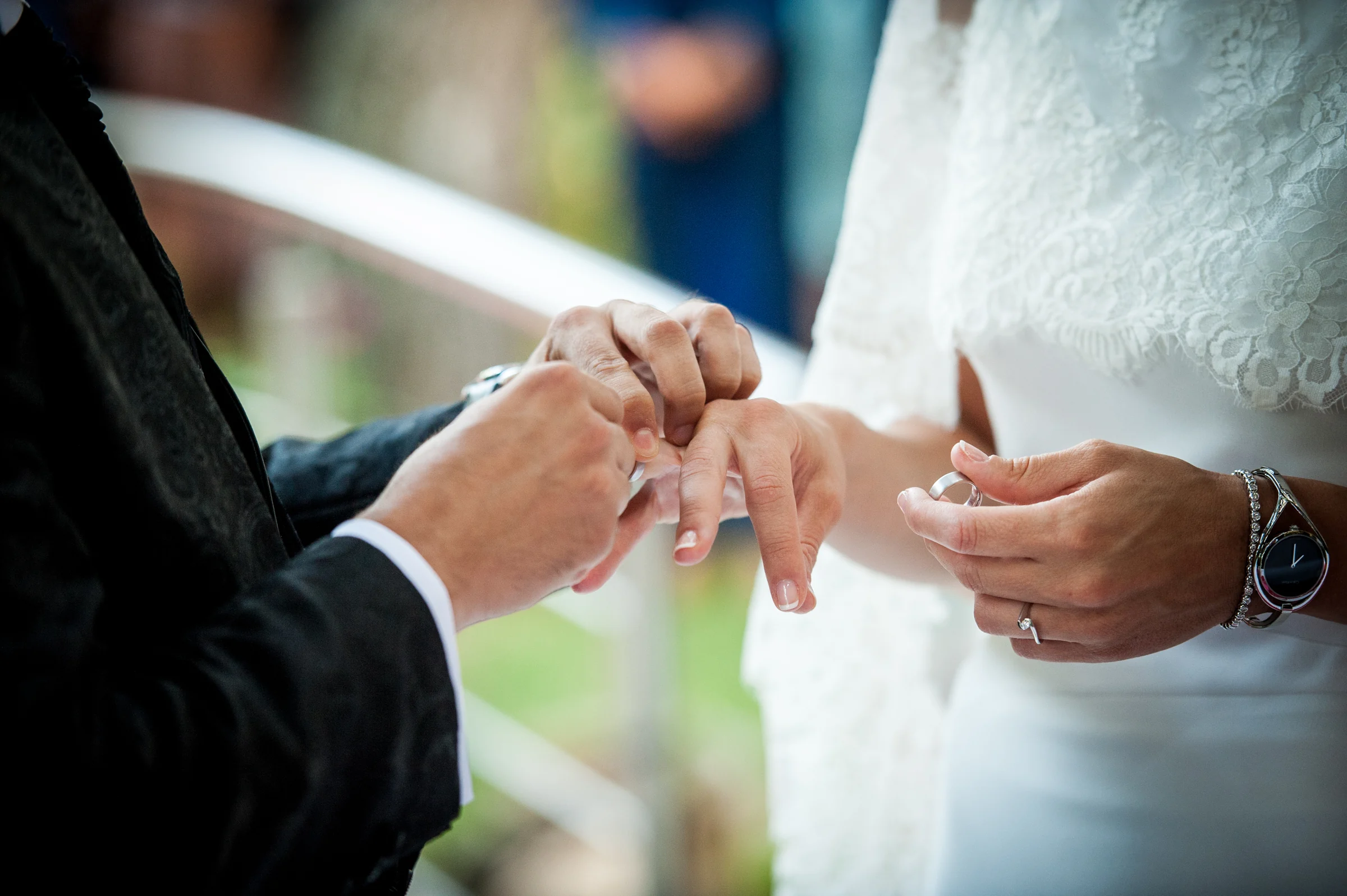 Intercambio de alianzas en primer plano durante una boda en Mirador de Cuatro Vientos.
