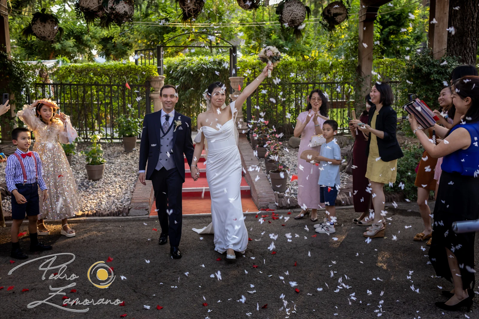 Salida de los novios entre petalos durante una boda en Mirador de Cuatro Vientos.