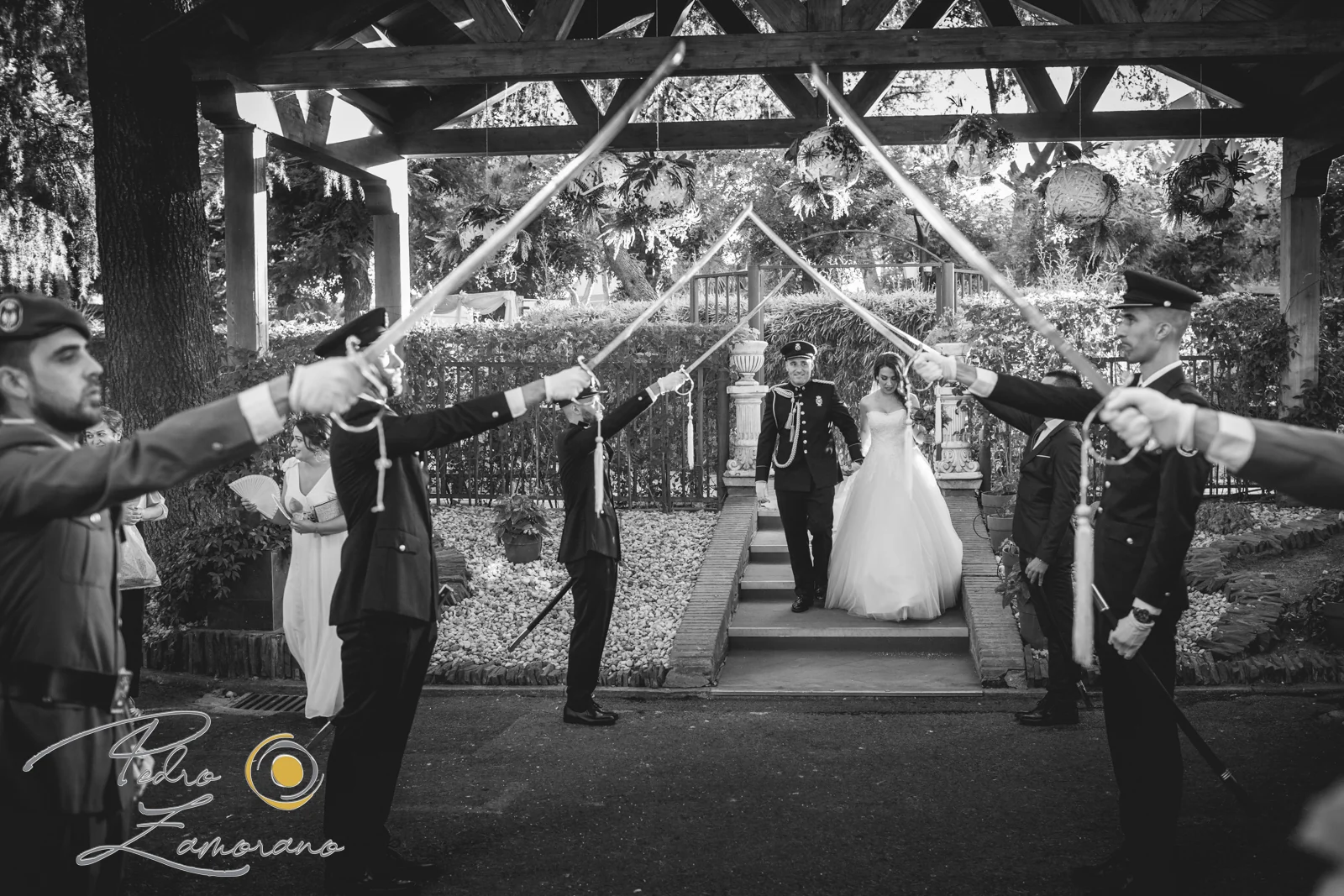 Pasillo de espadas en blanco y negro durante una boda en Mirador de Cuatro Vientos.