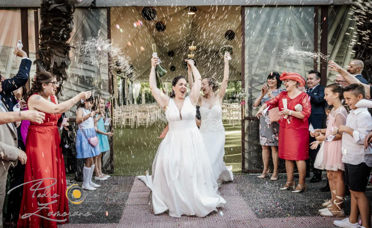 Salida de novias entre confeti durante una boda en Mirador de Cuatro Vientos.