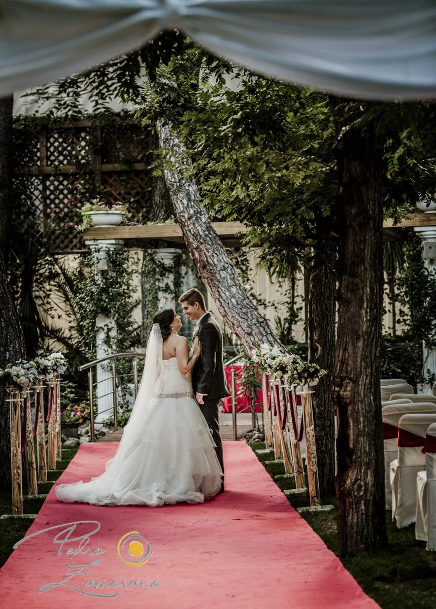 Novios sobre alfombra de ceremonia durante una boda en Mirador de Cuatro Vientos.