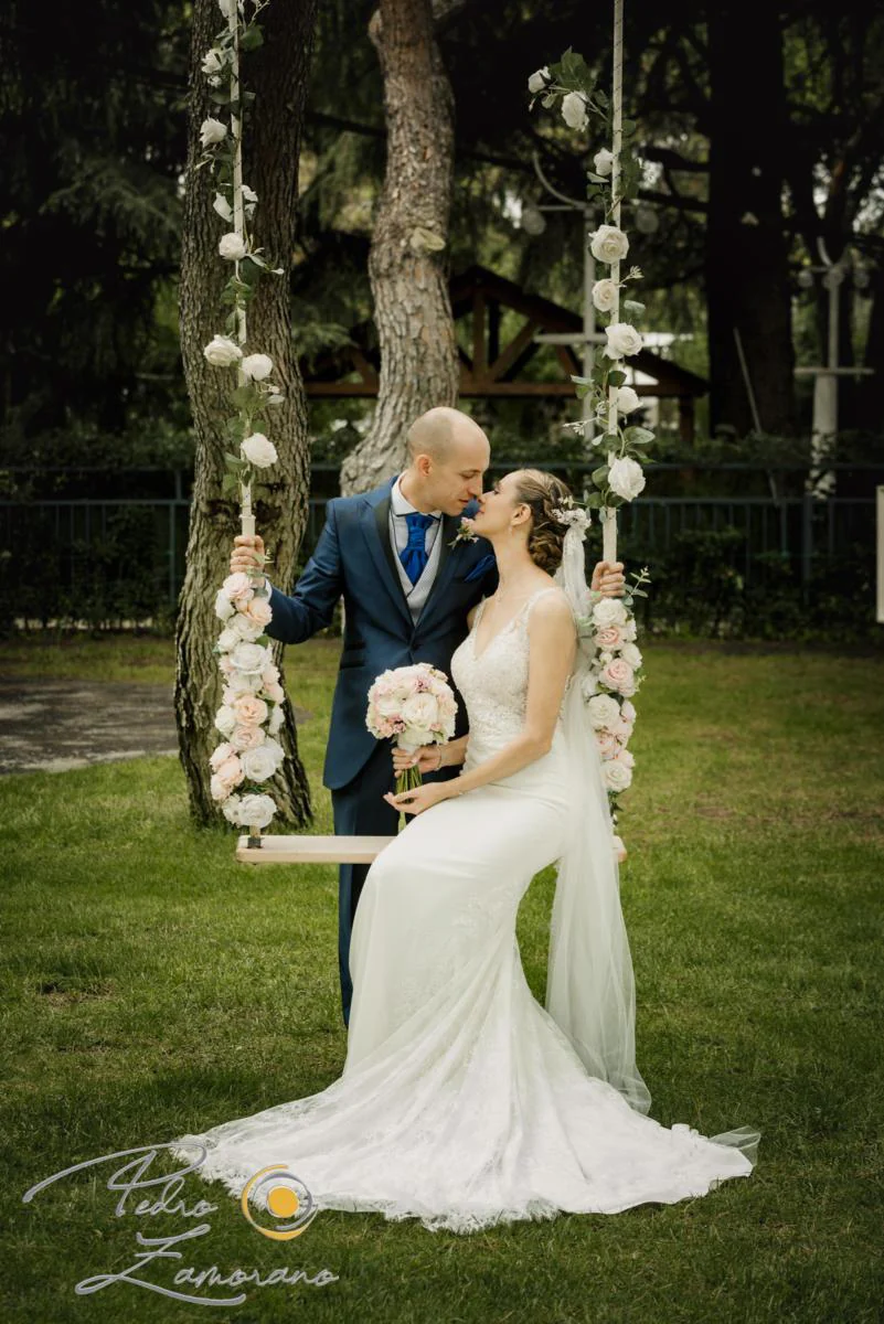 Novios abrazados entre arboles durante una boda en Mirador de Cuatro Vientos.
