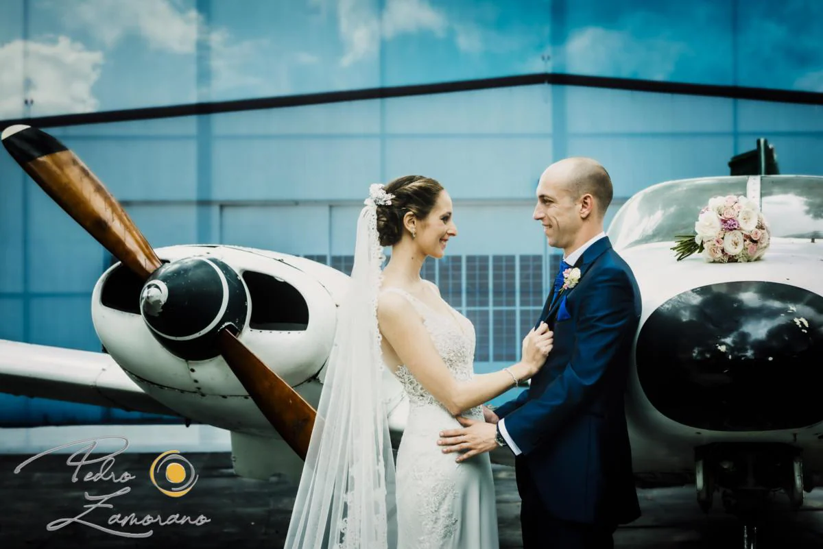 Novios frente a avioneta durante una boda en Mirador de Cuatro Vientos.