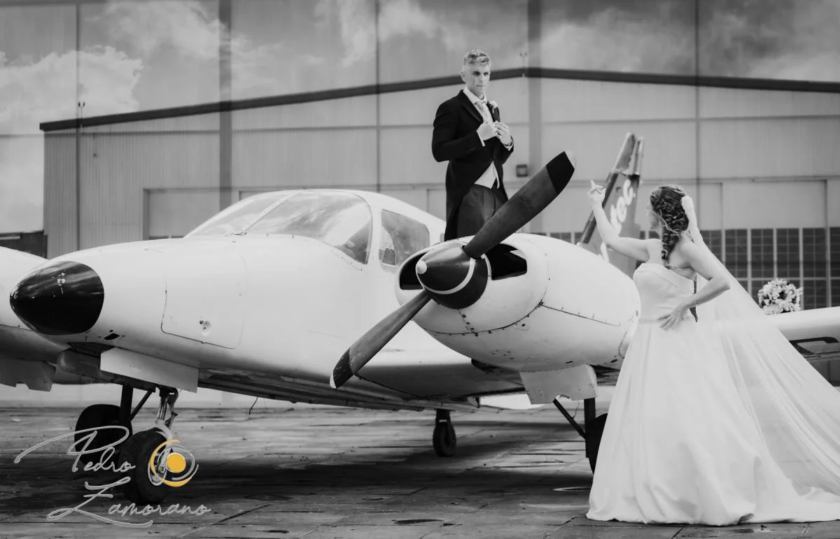 Novios con avioneta en blanco y negro durante una boda en Mirador de Cuatro Vientos.