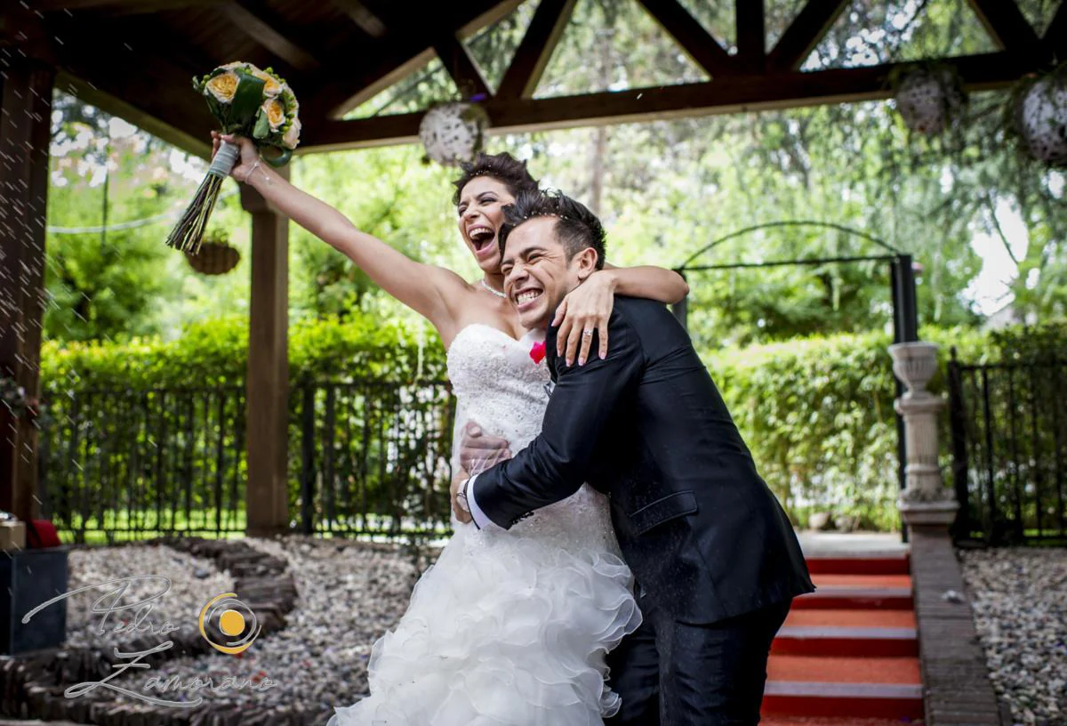 Novio levantando a la novia entre risas durante una boda en Mirador de Cuatro Vientos.