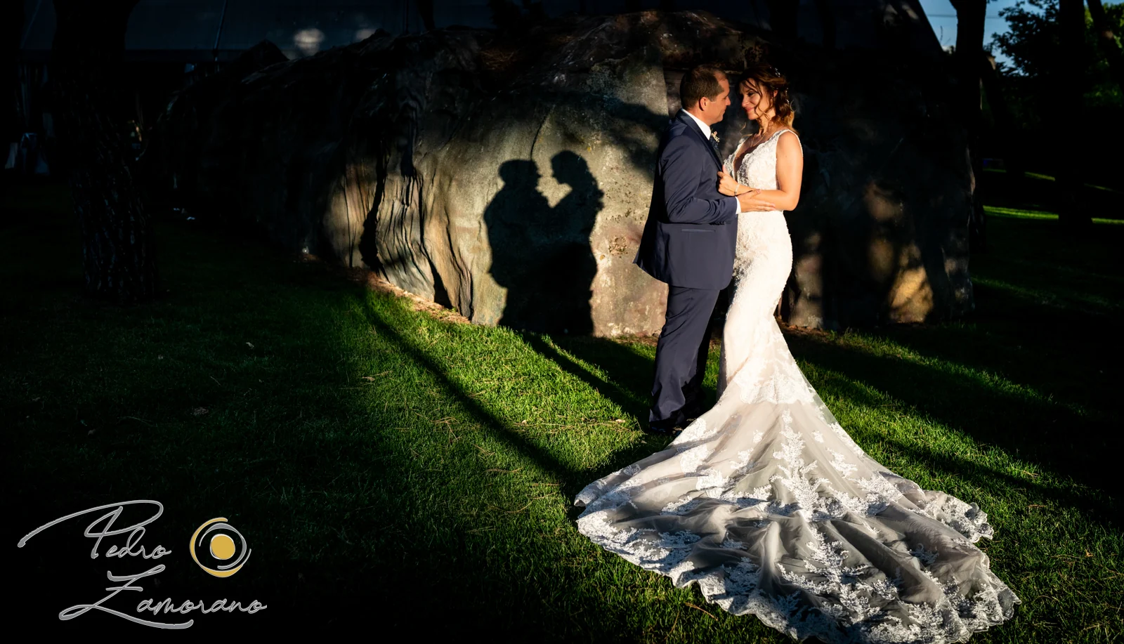 Novios y sombra proyectada sobre roca durante una boda en Mirador de Cuatro Vientos.