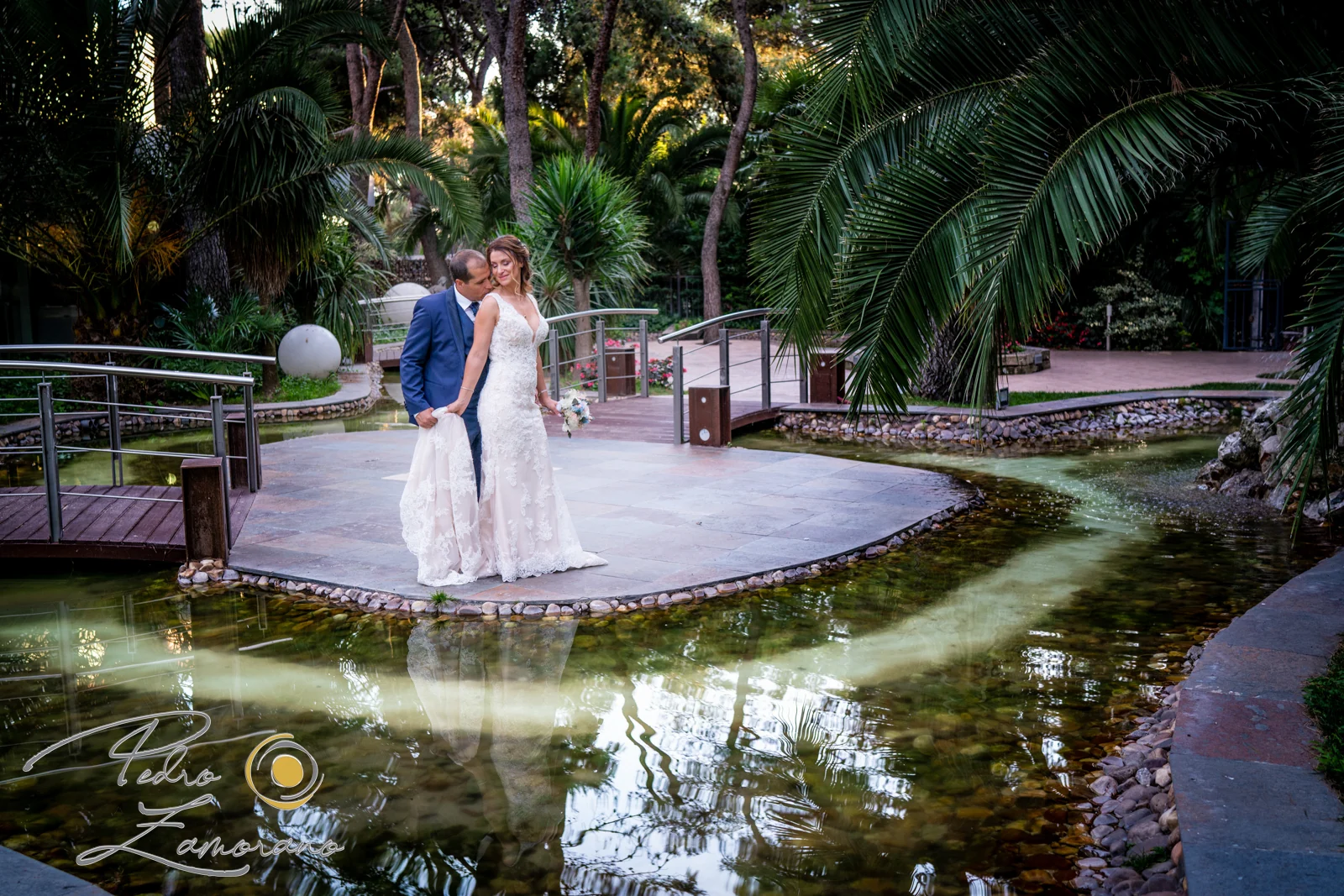 Novios junto al estanque y jardines durante una boda en Mirador de Cuatro Vientos.