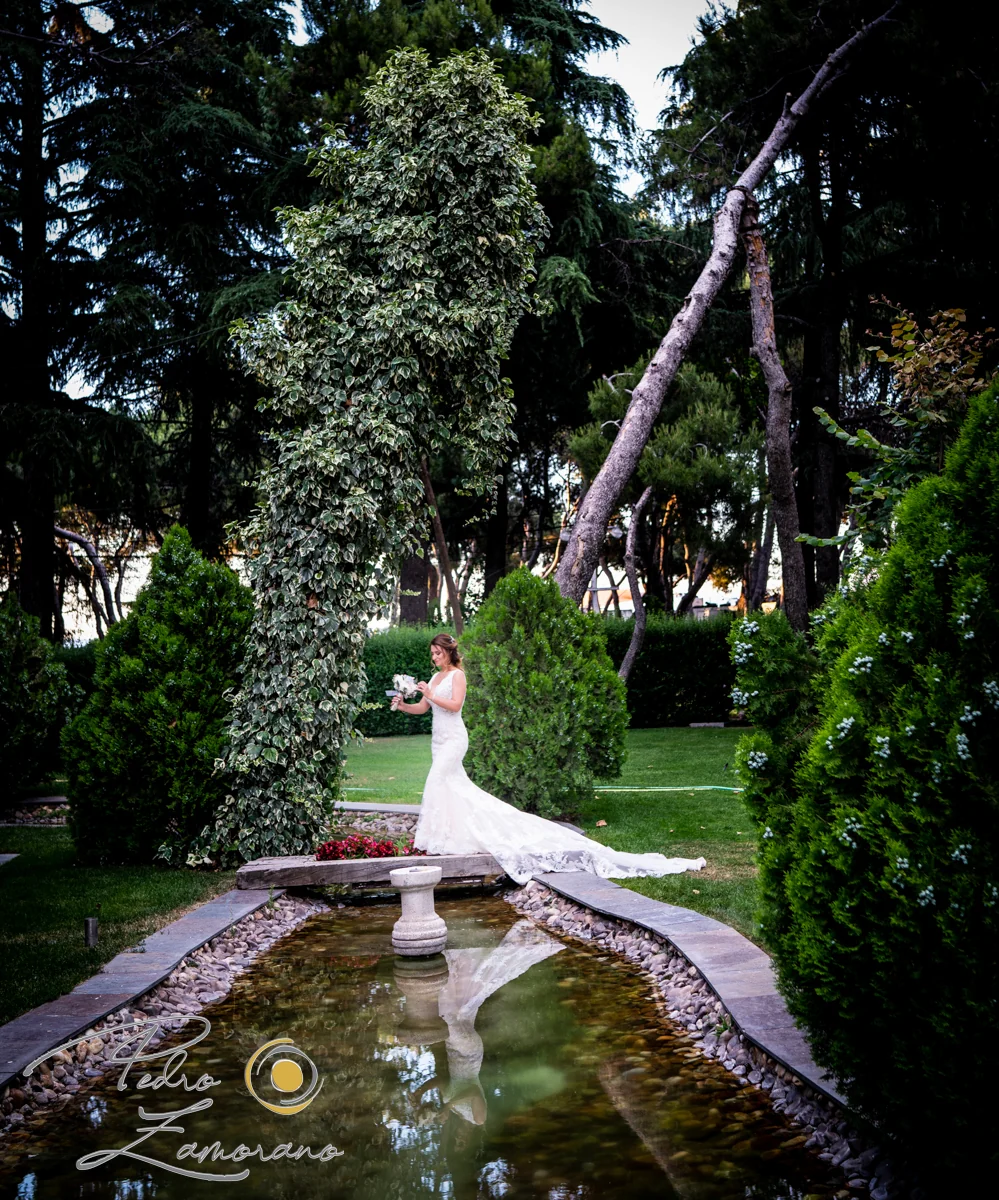 Novia junto a estanque vertical durante una boda en Mirador de Cuatro Vientos.