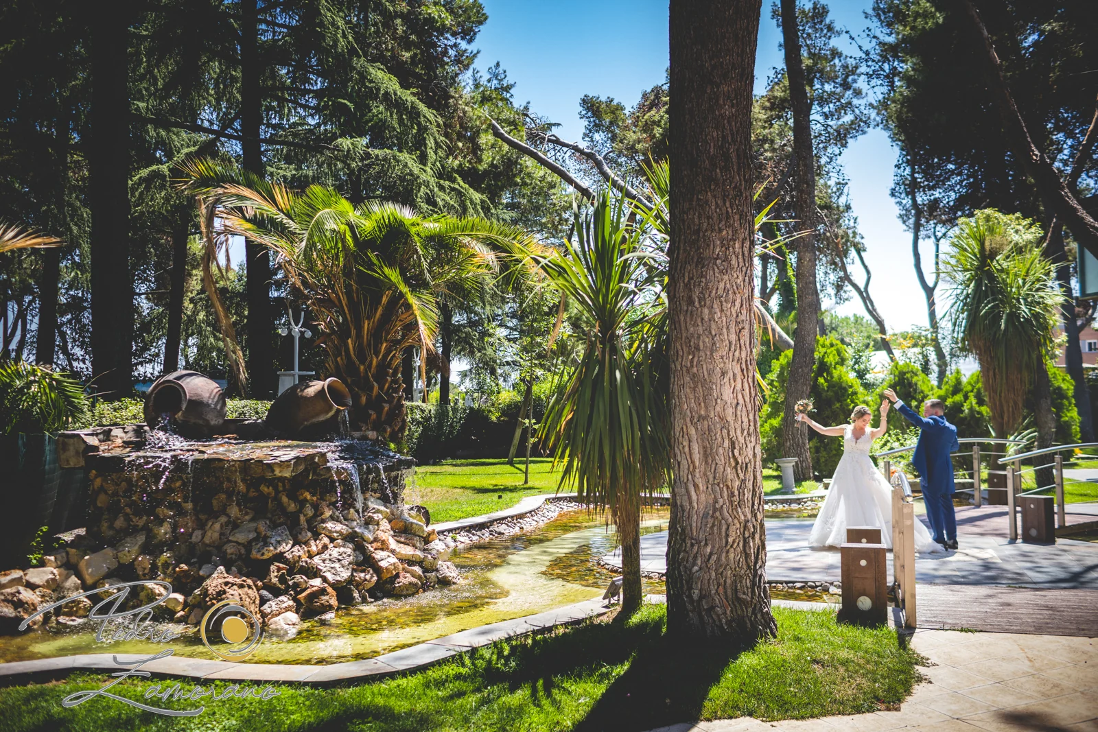 Novios paseando junto a estanques y jardines durante una boda en Mirador de Cuatro Vientos.