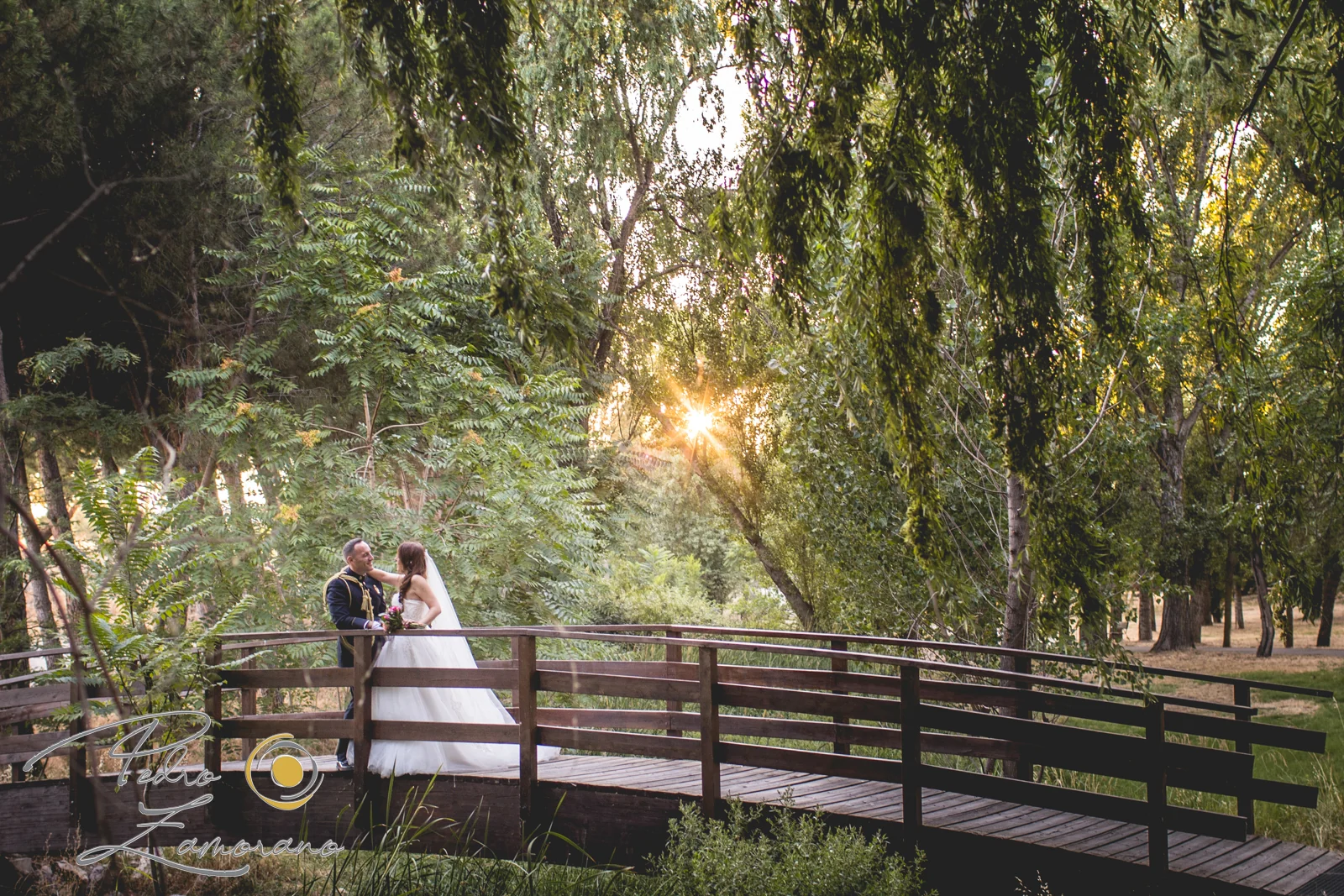 Novios sobre puente con luz de atardecer durante una boda en Mirador de Cuatro Vientos.