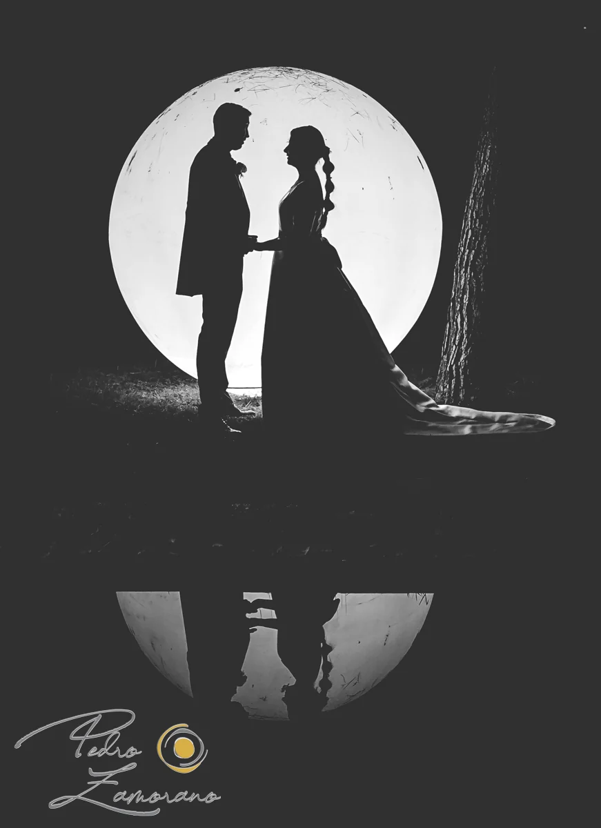 Silueta de novios ante circulo de luz en blanco y negro durante una boda en Mirador de Cuatro Vientos.