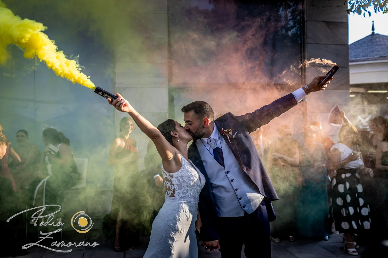 Novios con bengalas de humo de colores durante una boda en Mirador de Cuatro Vientos.