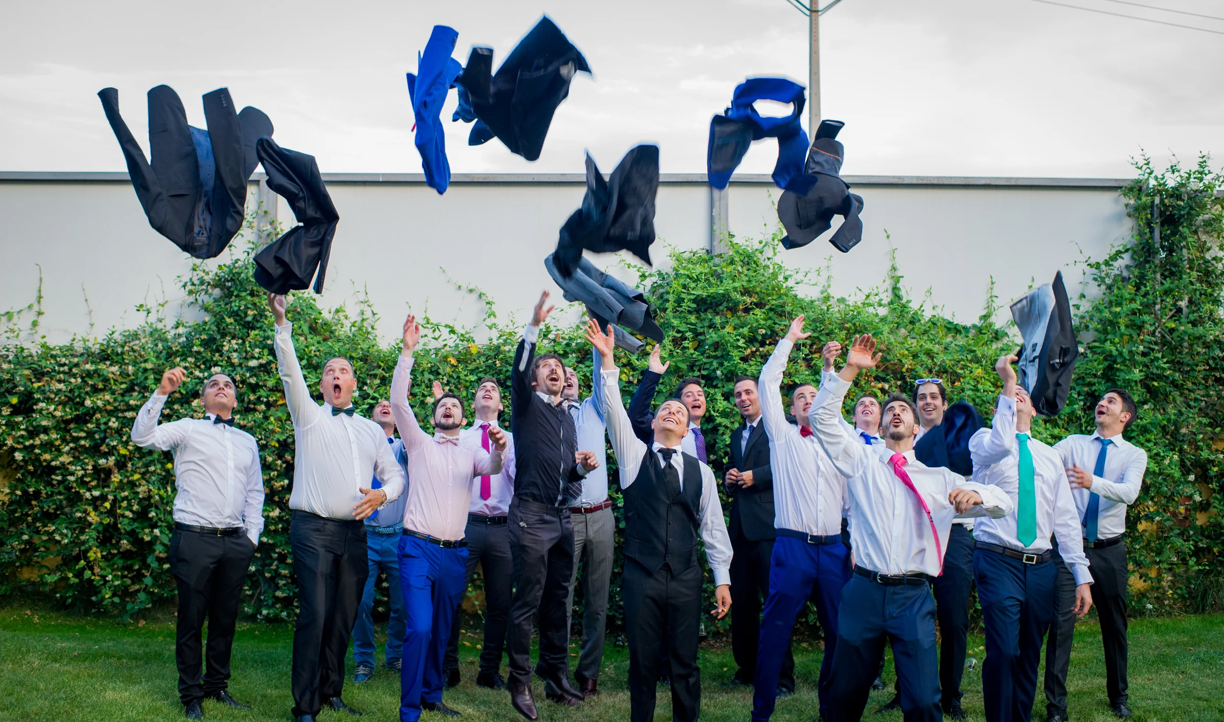 Grupo de amigos lanzando chaquetas durante una boda en Mirador de Cuatro Vientos.