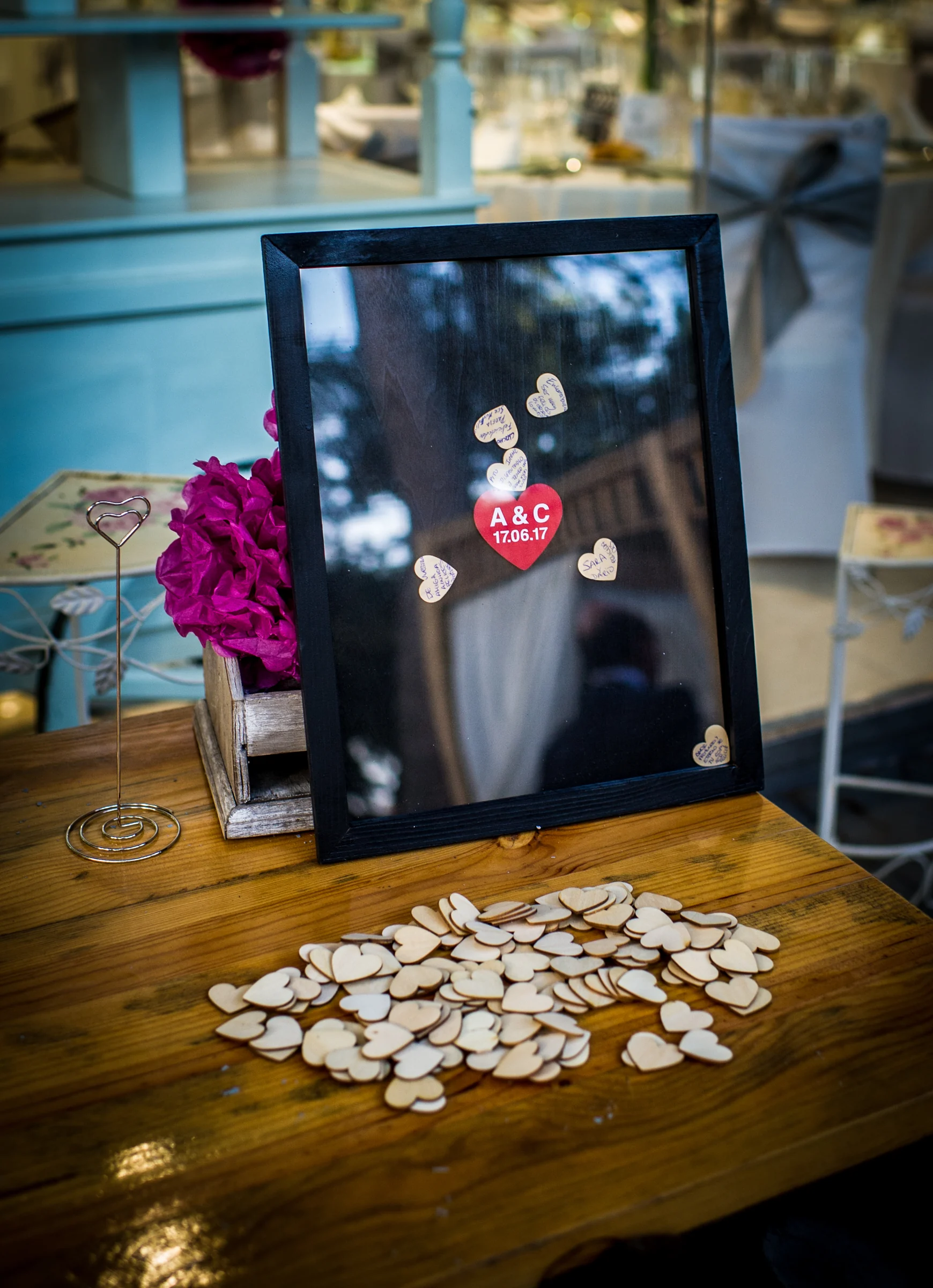 Rincon de firmas con corazones durante una boda en Mirador de Cuatro Vientos.