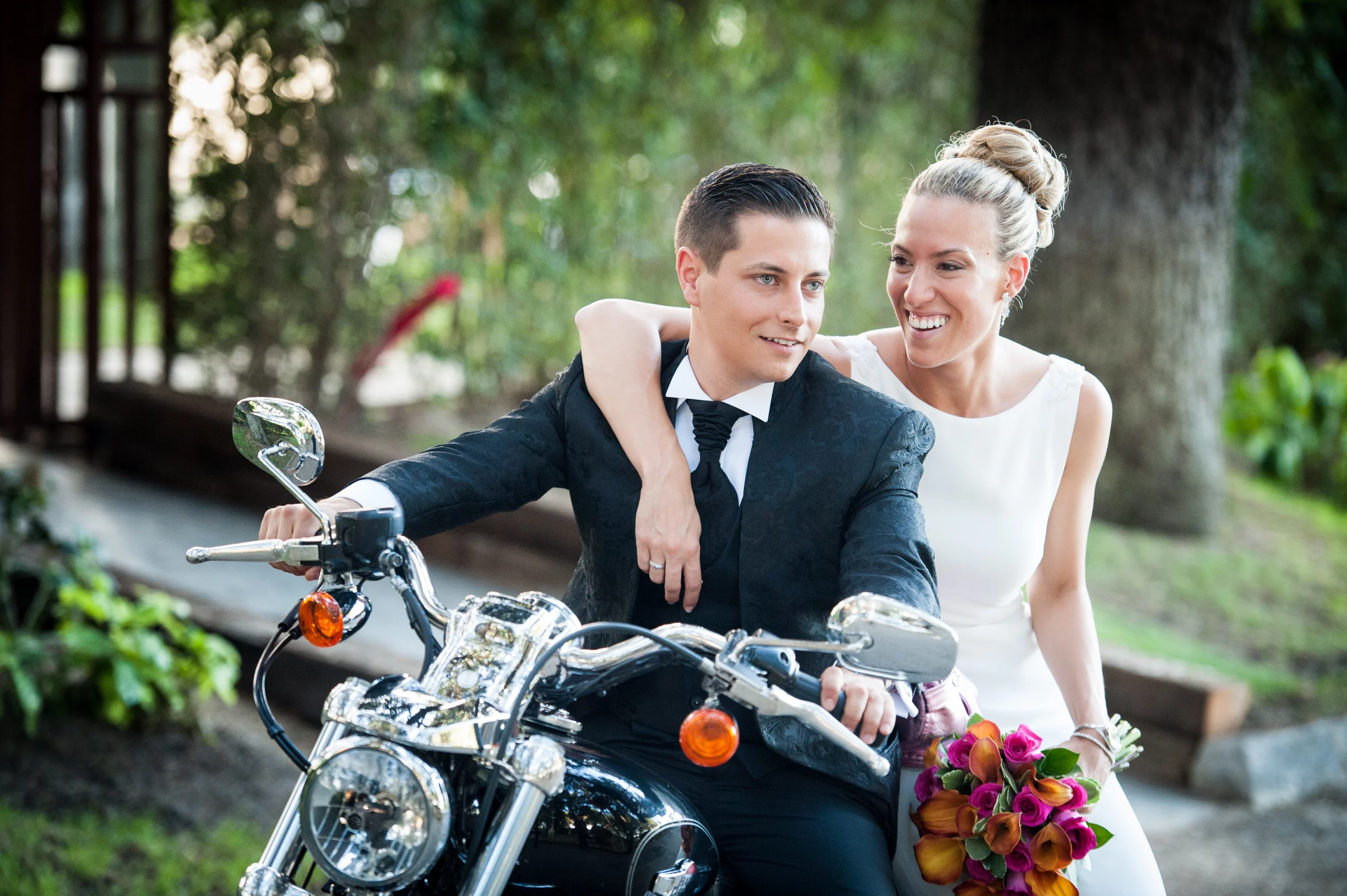 Novios sobre motocicleta durante una boda en Mirador de Cuatro Vientos.