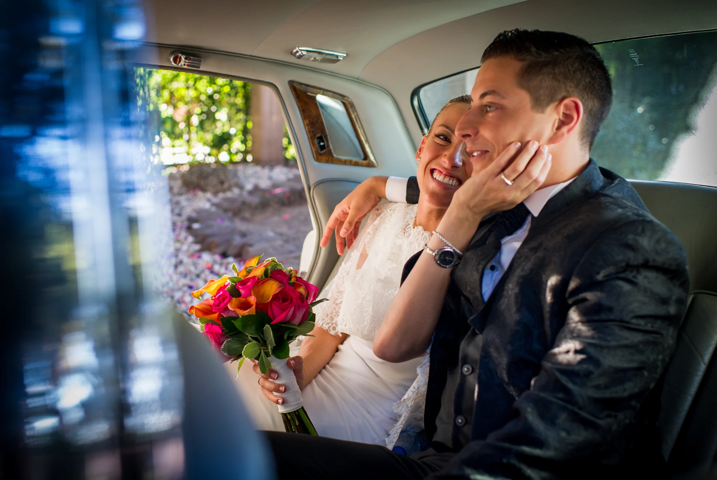 Novios riendo dentro de coche clasico durante una boda en Mirador de Cuatro Vientos.