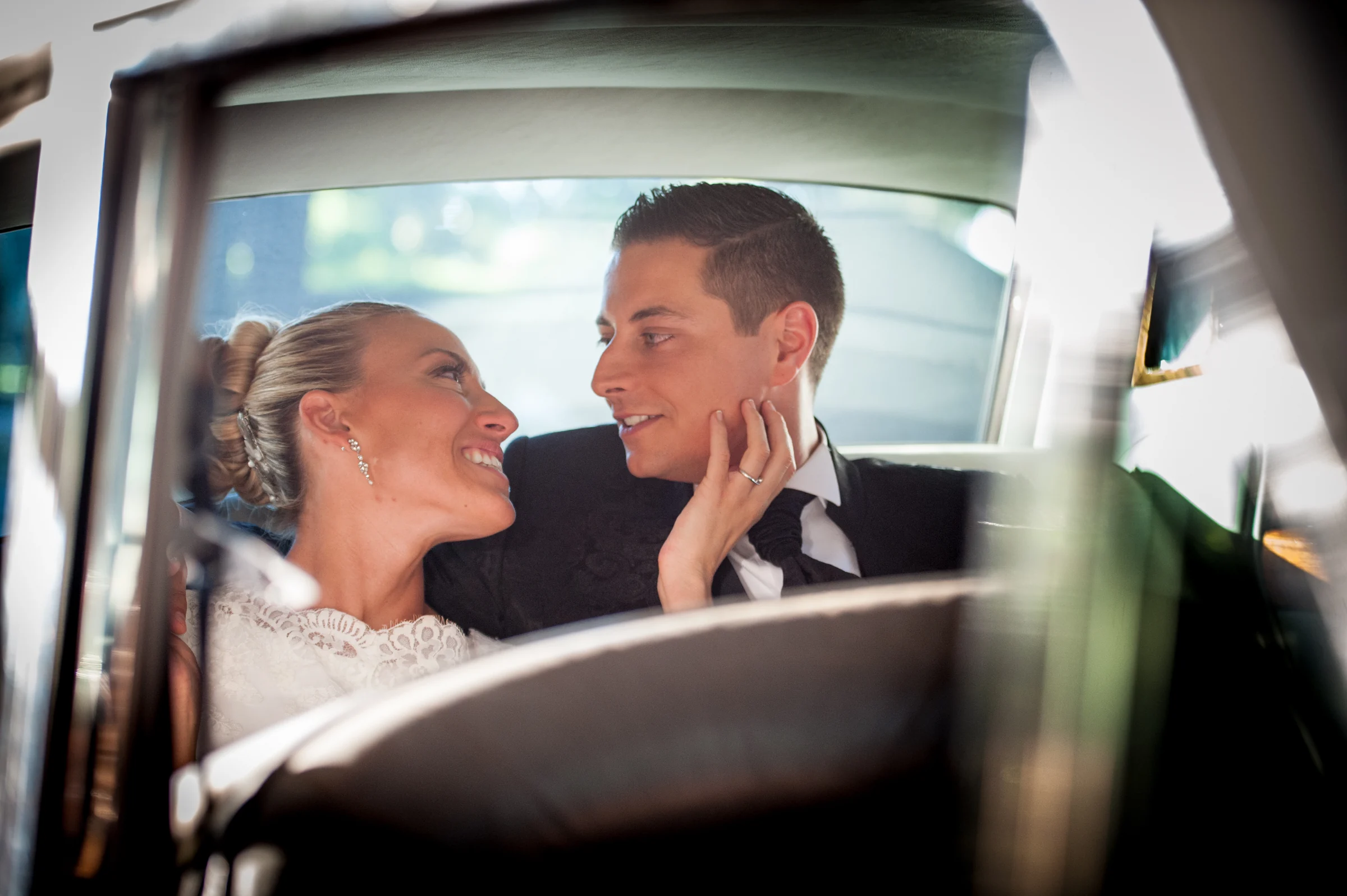 Miradas de novios dentro de coche clasico durante una boda en Mirador de Cuatro Vientos.