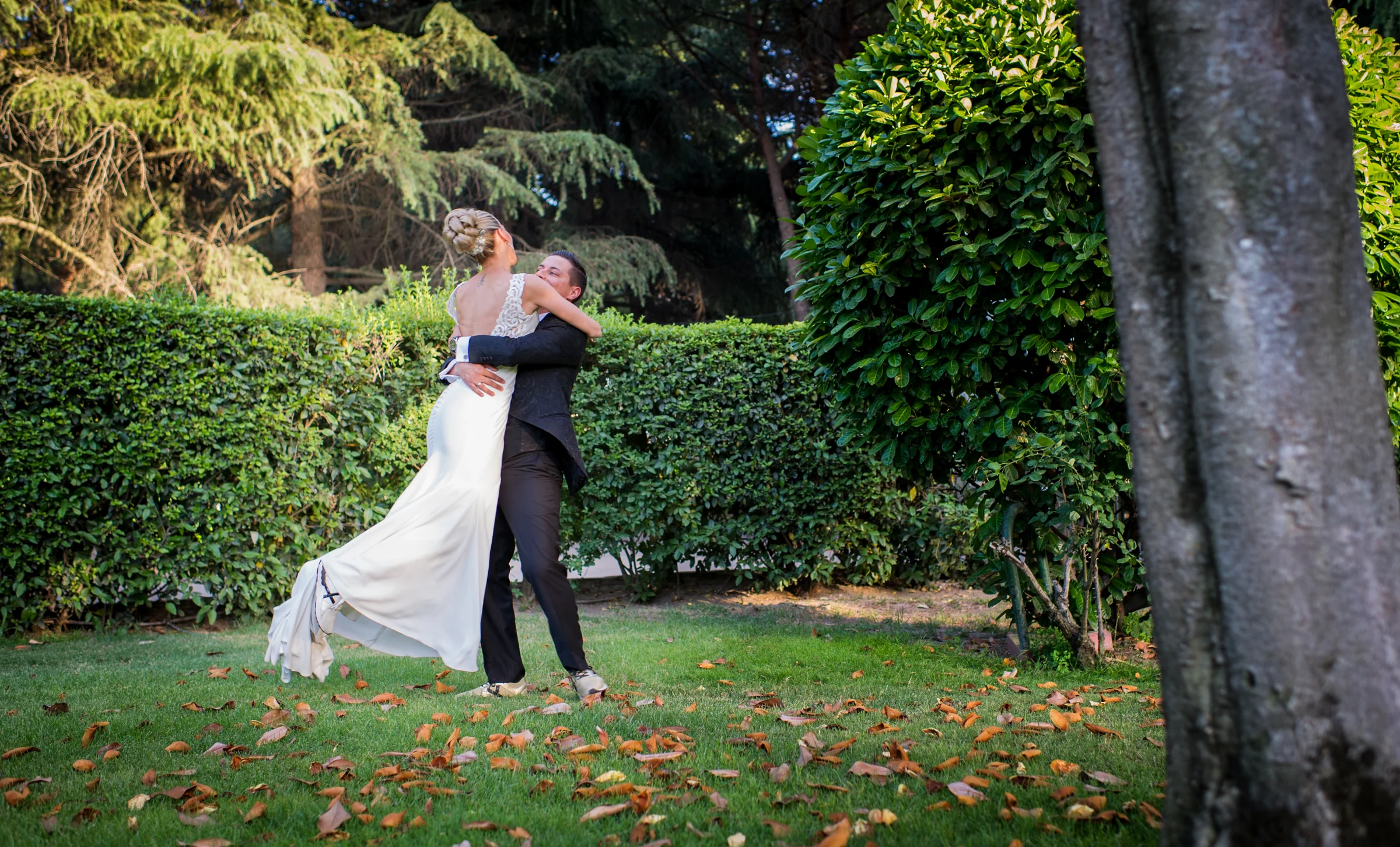 Novio levantando a la novia en jardin durante una boda en Mirador de Cuatro Vientos.