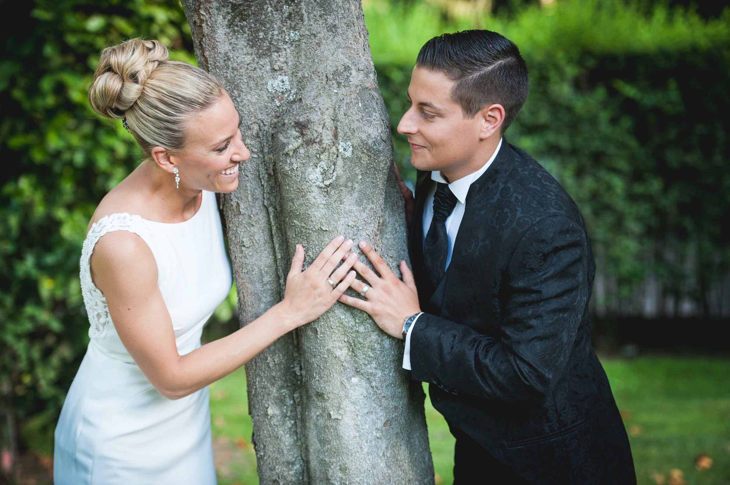 Novios jugando alrededor de un arbol durante una boda en Mirador de Cuatro Vientos.