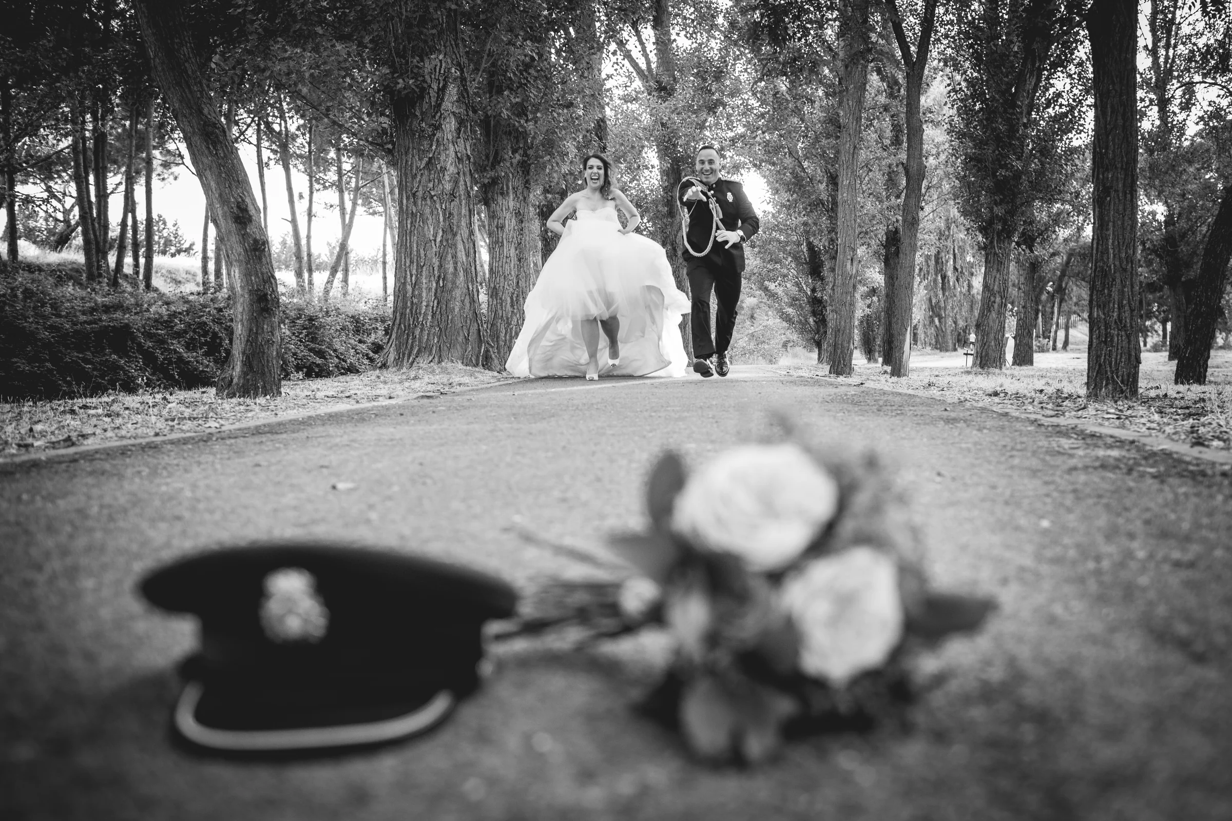 Novios corriendo hacia camara en blanco y negro durante una boda en Mirador de Cuatro Vientos.