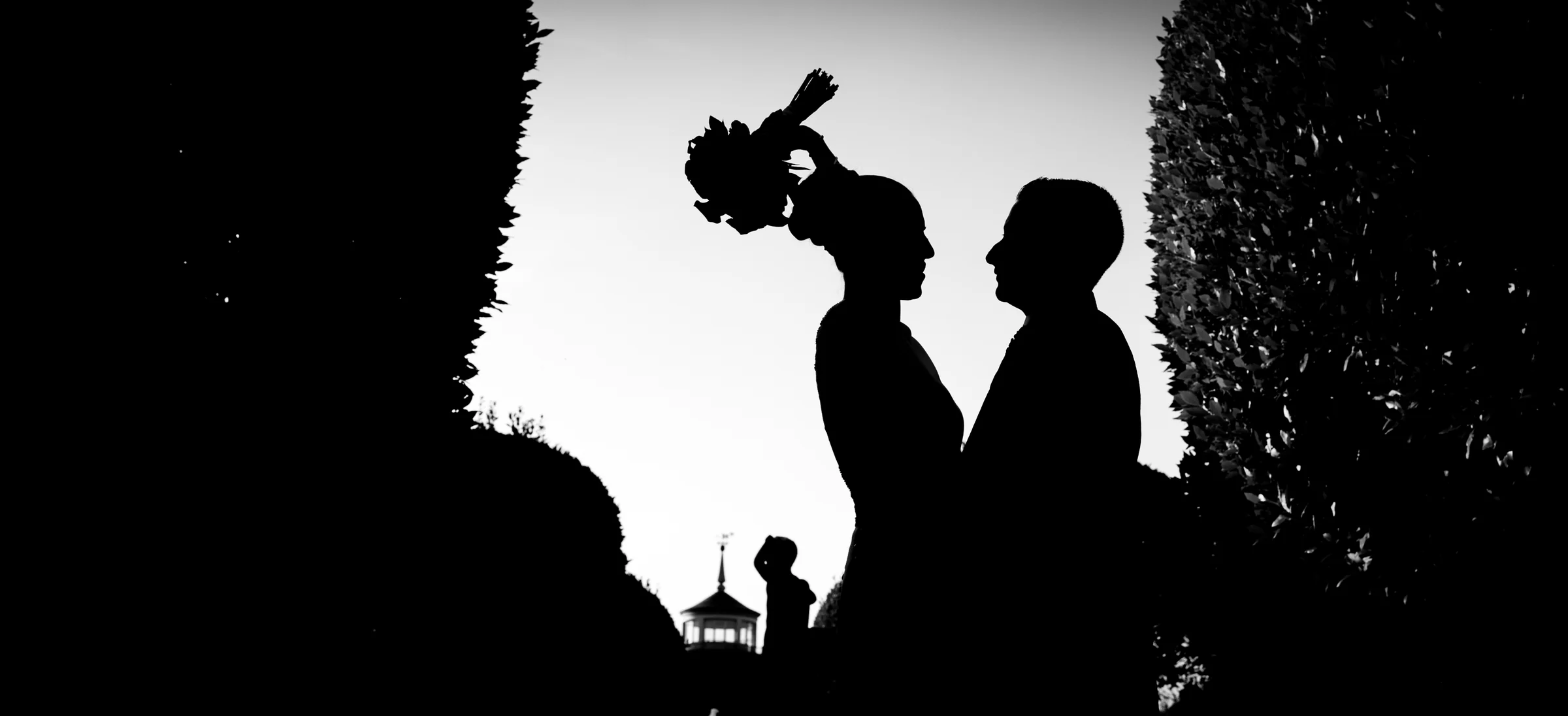 Silueta de novios entre setos durante una boda en Mirador de Cuatro Vientos.