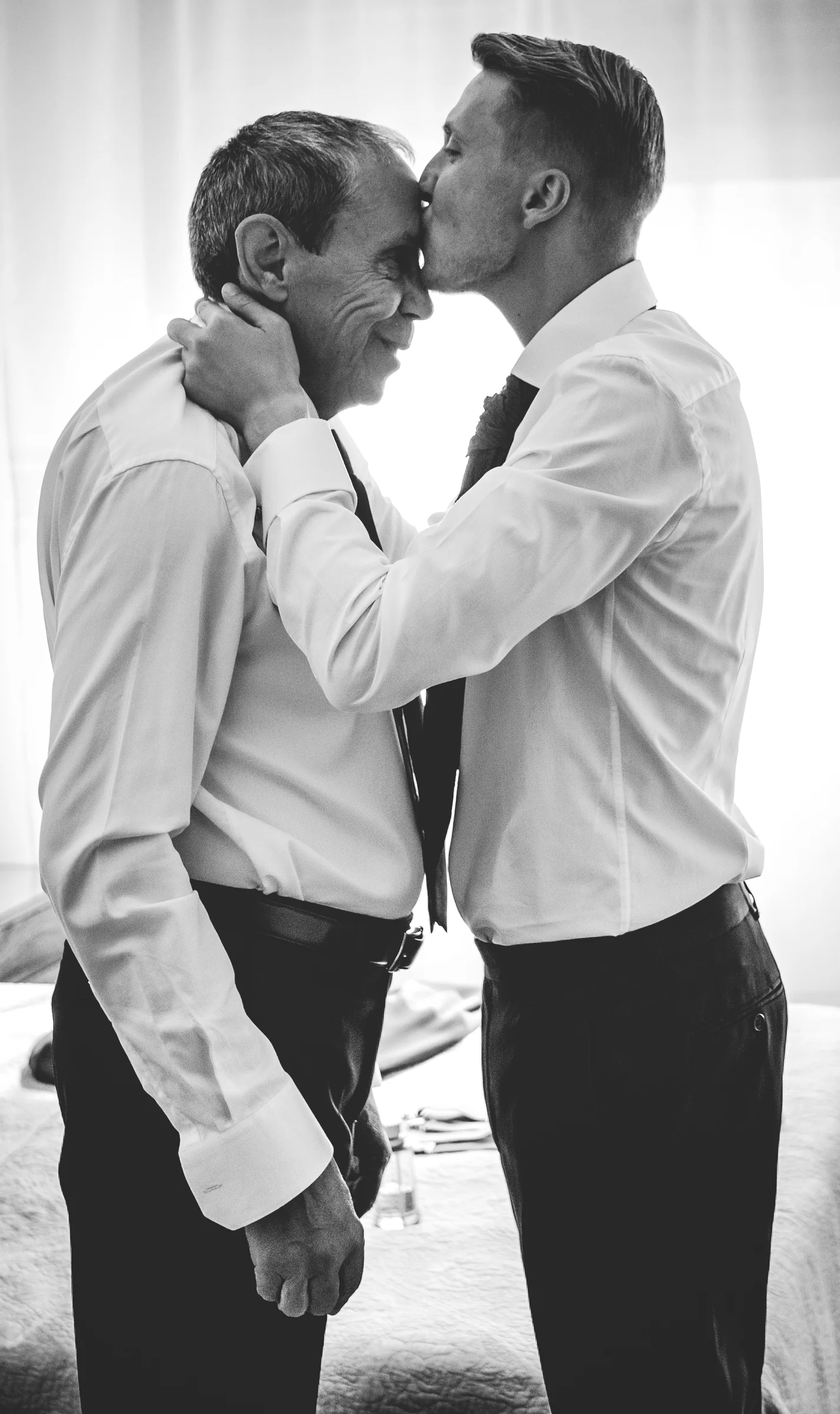 Beso de pareja en blanco y negro durante una boda en Mirador de Cuatro Vientos.