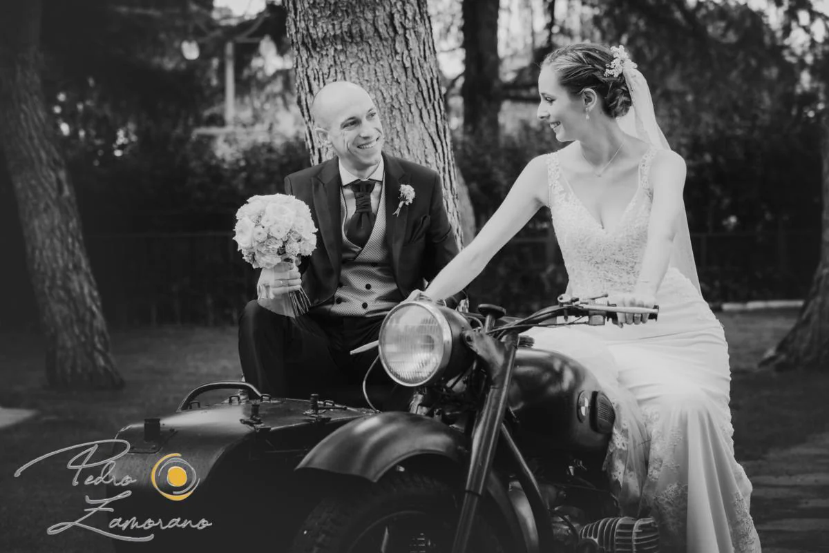 Novios en moto en blanco y negro durante una boda en Mirador de Cuatro Vientos.