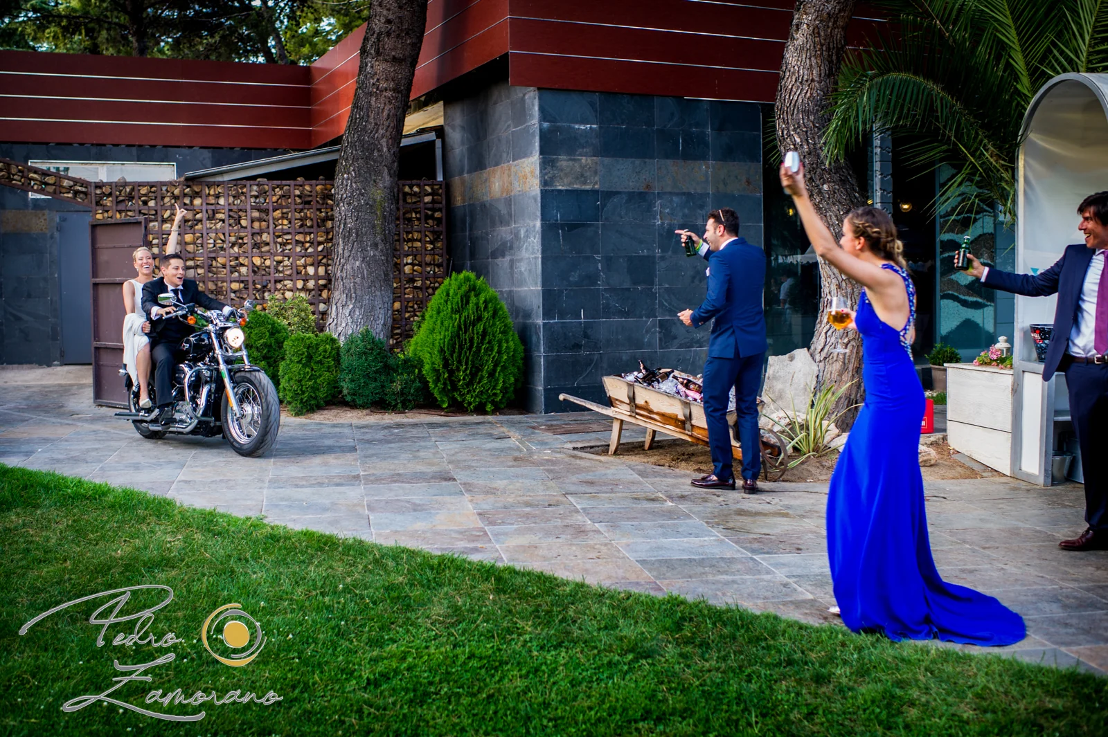 Novios llegando en moto entre invitados durante una boda en Mirador de Cuatro Vientos.