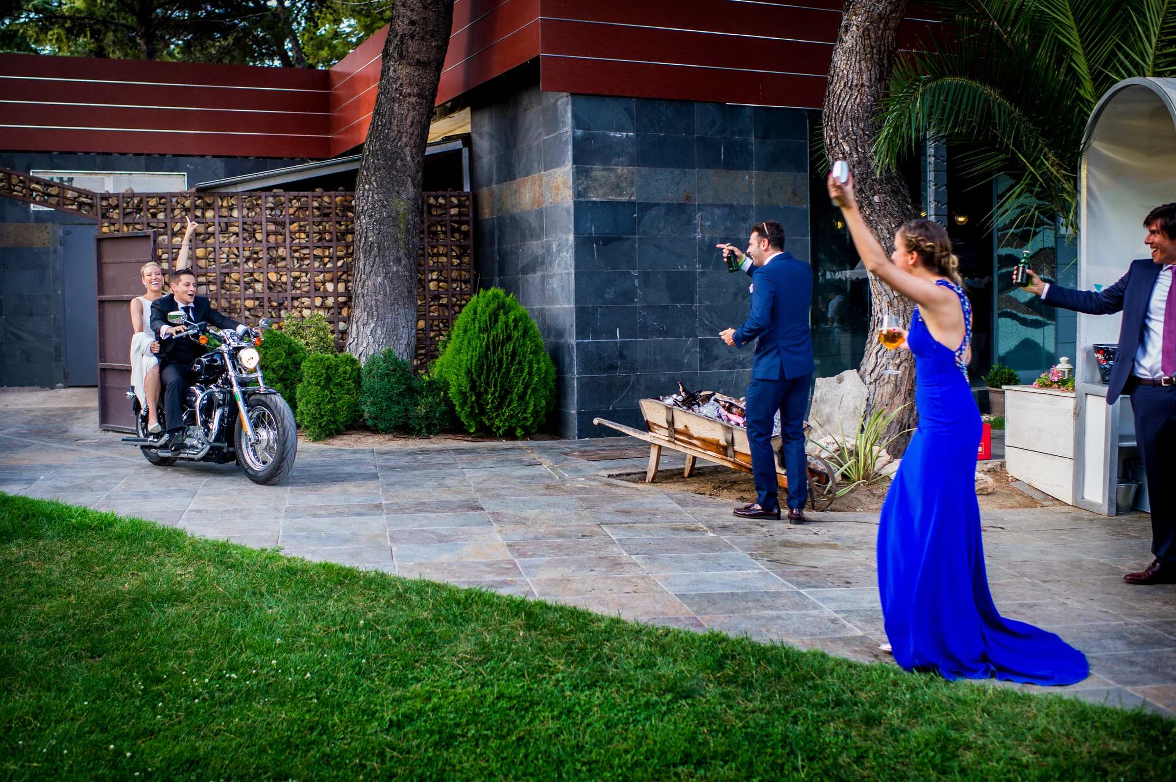 Llegada de novios en moto entre invitados durante una boda en Mirador de Cuatro Vientos.