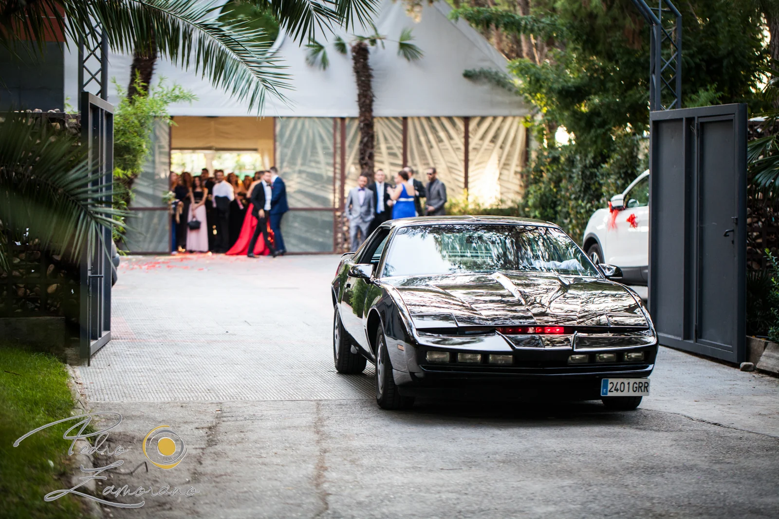 Llegada de coche clasico a la finca durante una boda en Mirador de Cuatro Vientos.