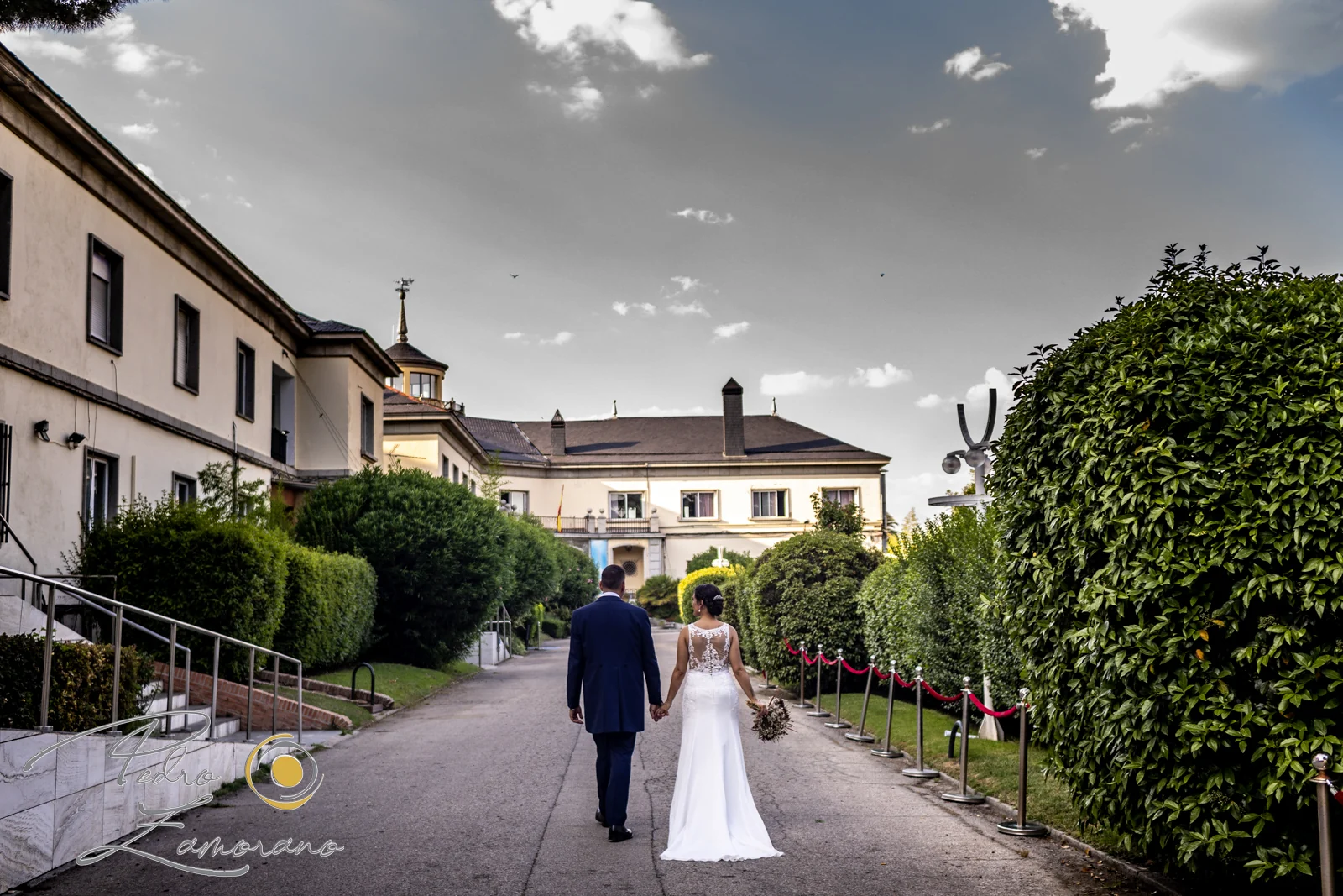 Novios caminando hacia la finca durante una boda en Mirador de Cuatro Vientos.