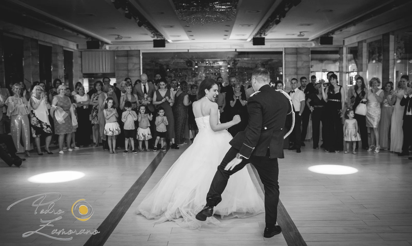 Primer baile en blanco y negro durante una boda en Mirador de Cuatro Vientos.