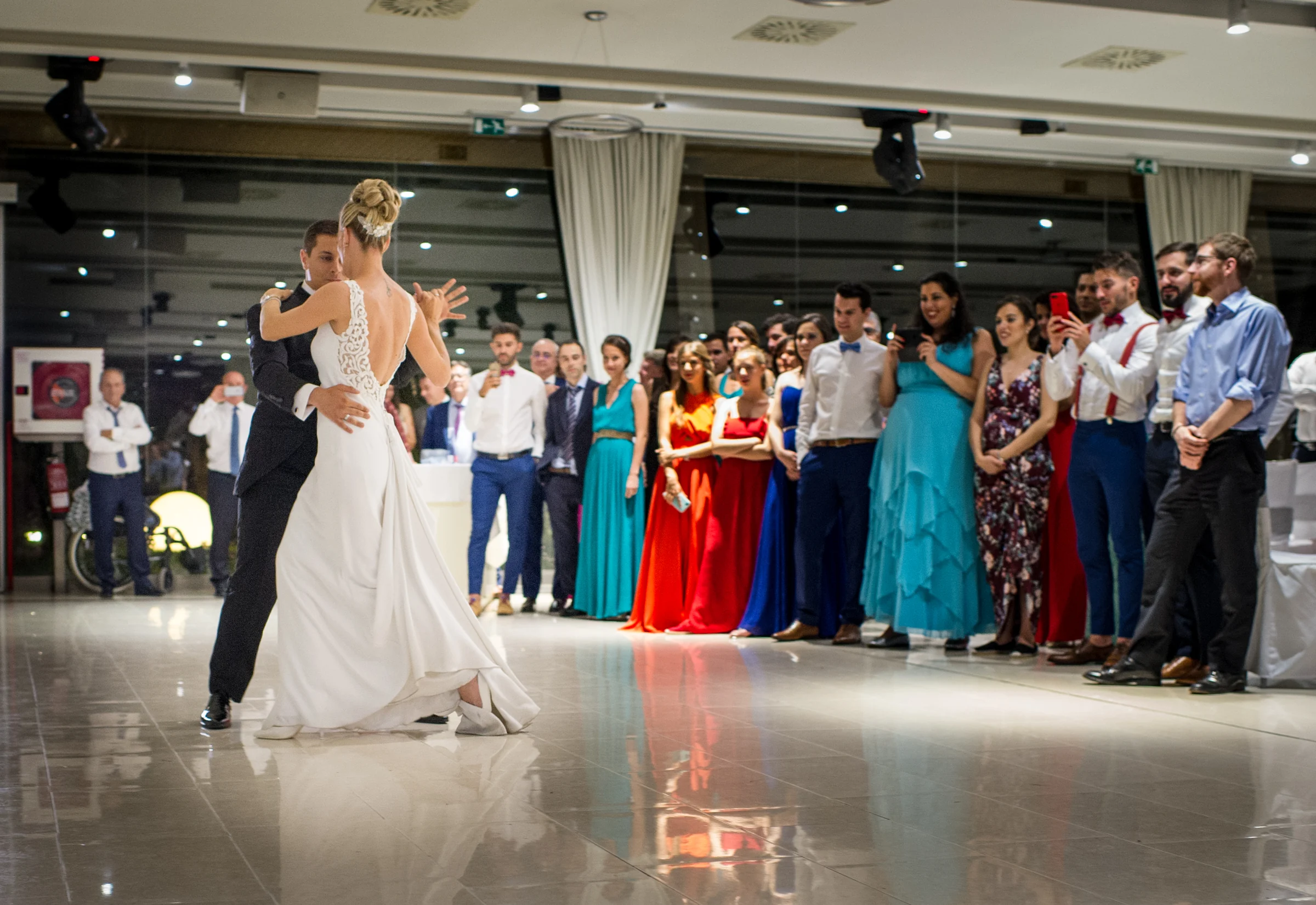 Primer baile con invitados alrededor durante una boda en Mirador de Cuatro Vientos.