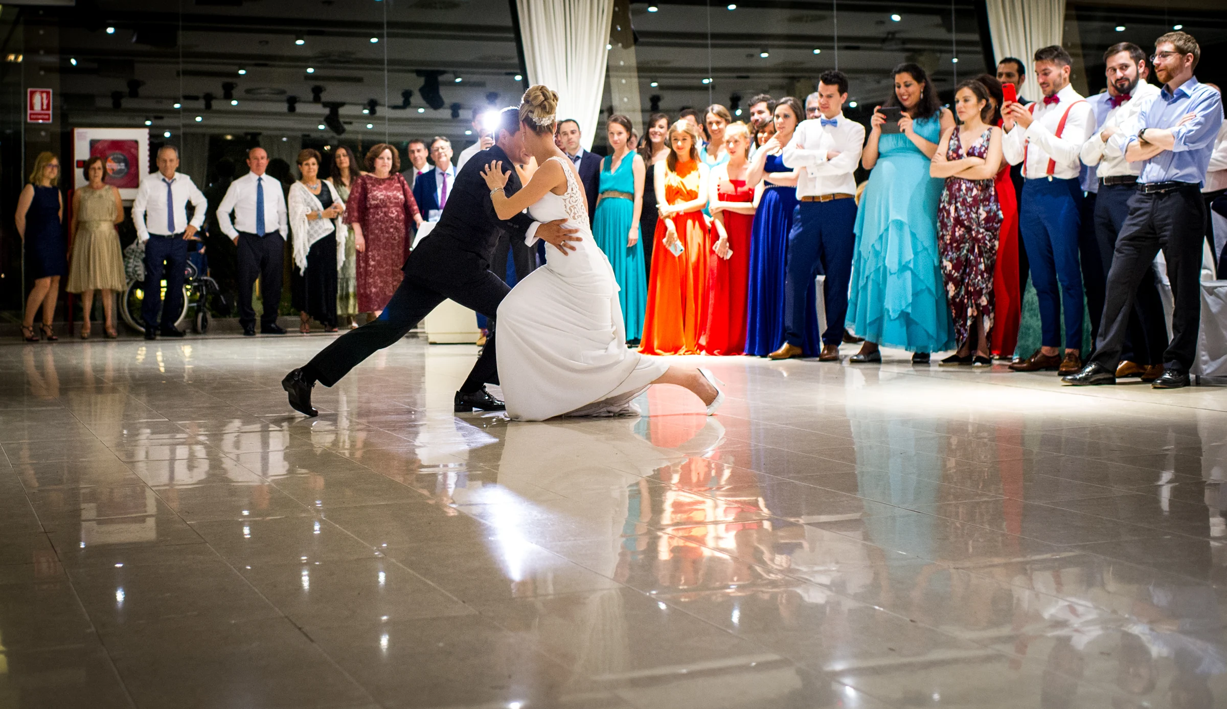 Figura del primer baile con reflejos durante una boda en Mirador de Cuatro Vientos.
