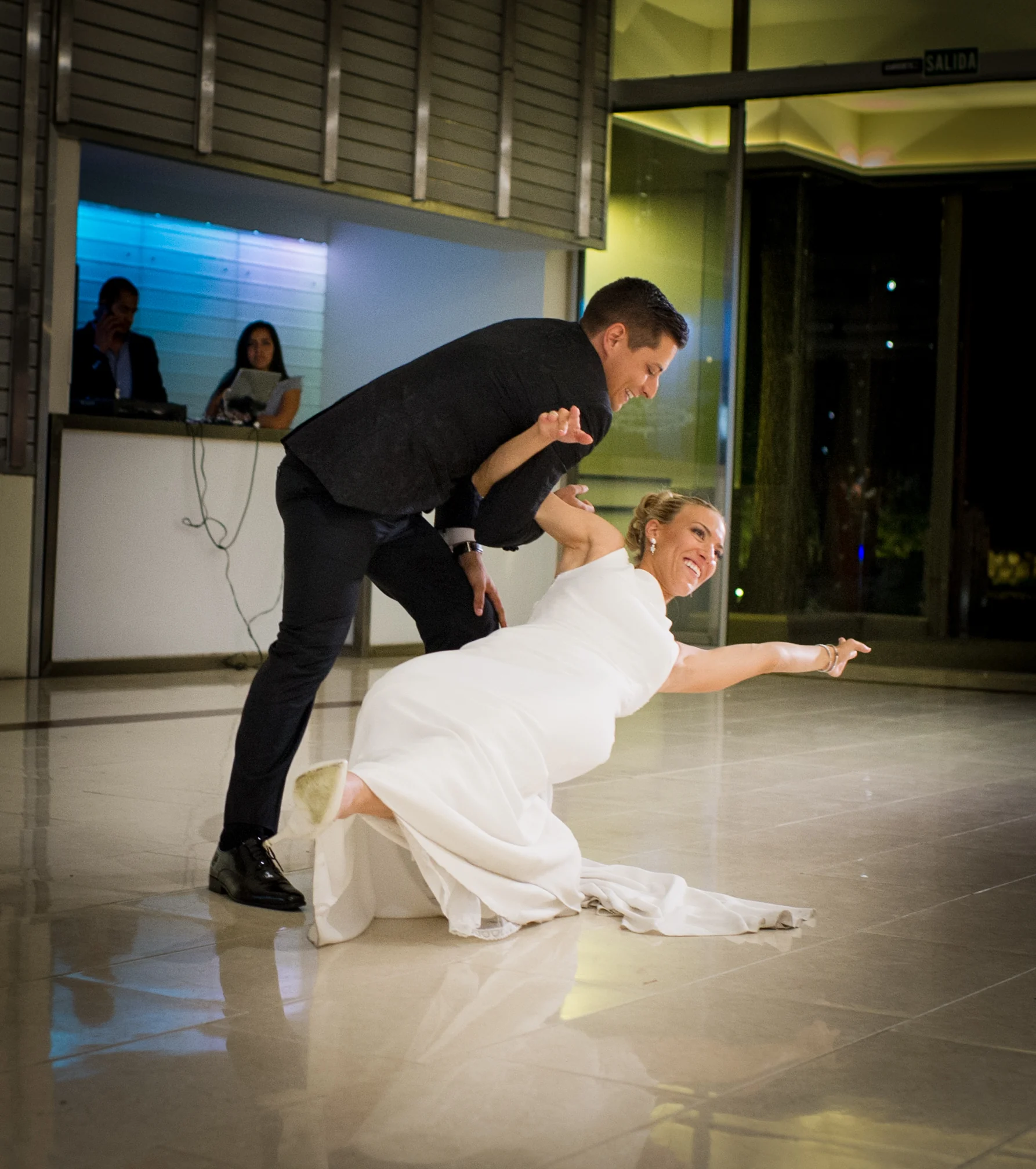Caida coreografiada durante el baile durante una boda en Mirador de Cuatro Vientos.