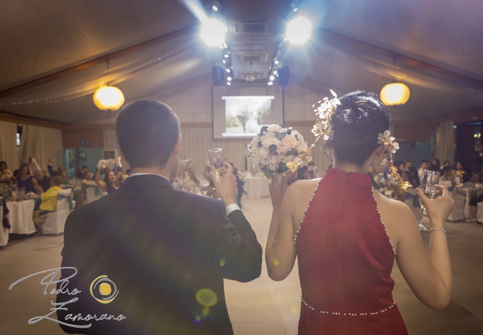 Entrada al banquete vista desde atras durante una boda en Mirador de Cuatro Vientos.