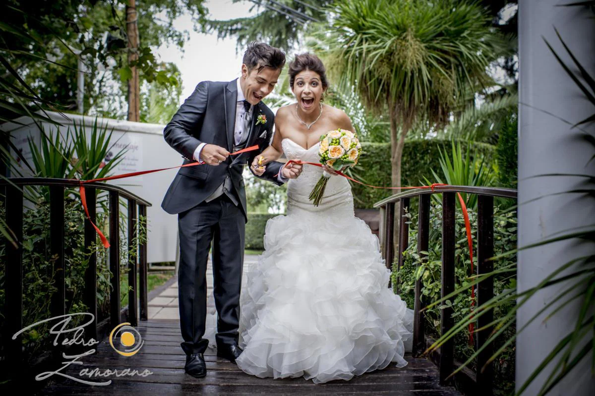 Novios caminando por los jardines durante una boda en Mirador de Cuatro Vientos.