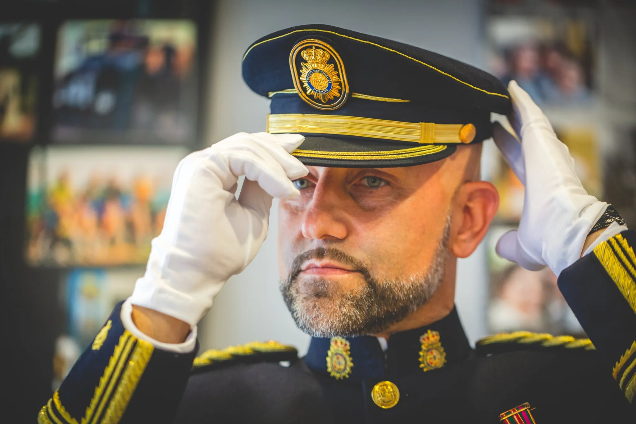 Retrato del novio colocando su gorra de gala militar en una boda en Peñarrubia de Araceli, fotografía de Pedro Zamorano.